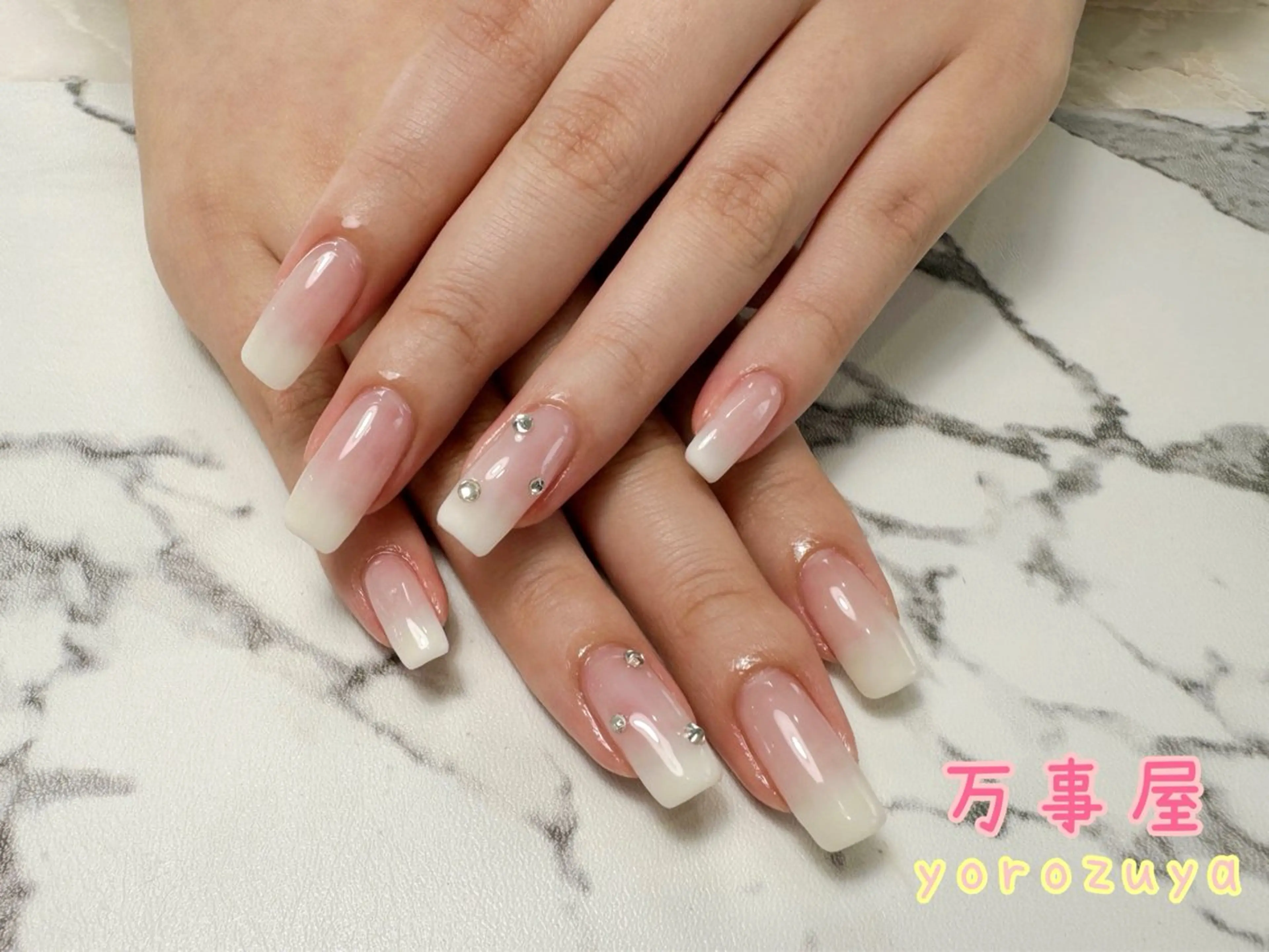 ネイル グラデーション ホワイト ☆ YOROZUYA..のネイルデザイン