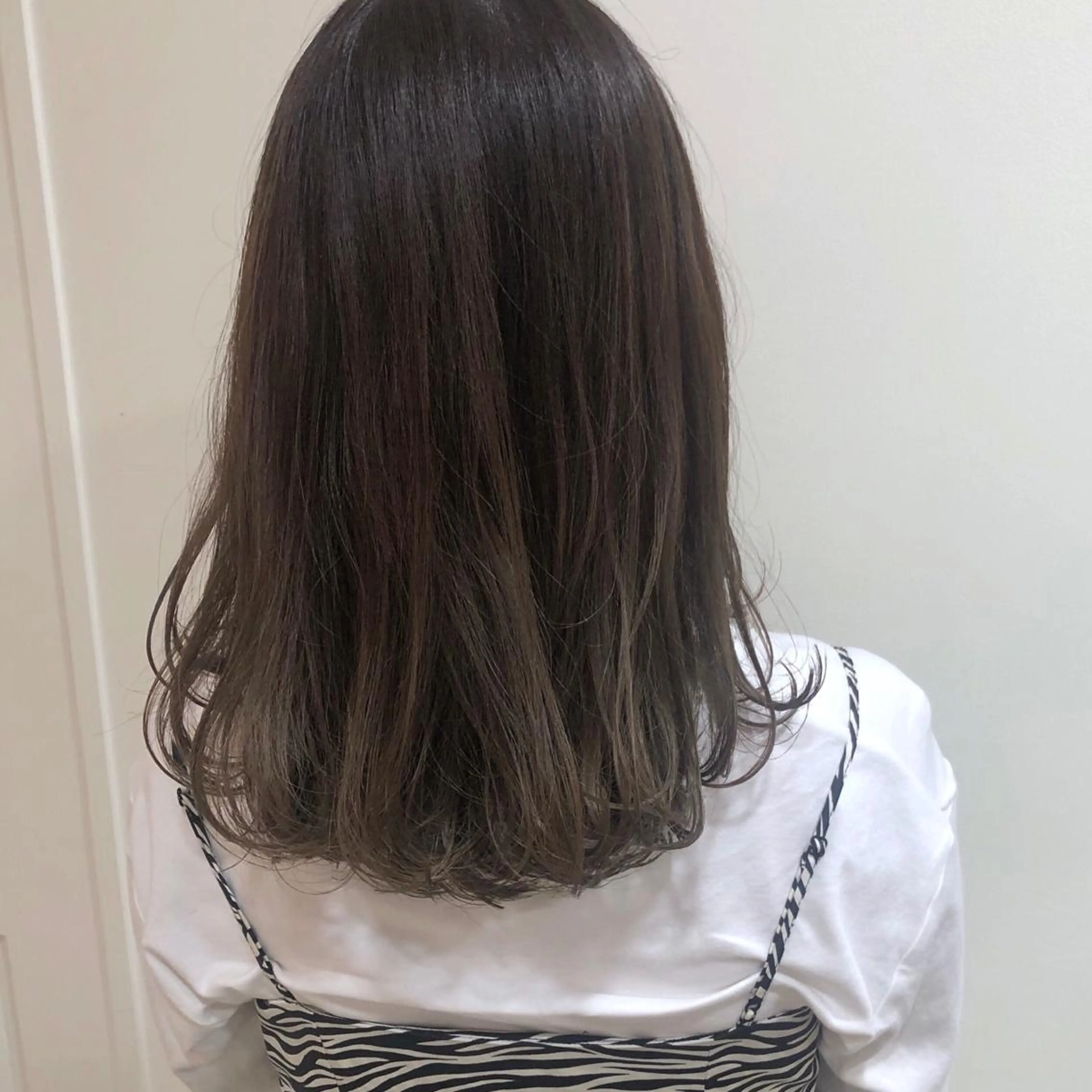 ミディアム カラー カット ヘアカラー トリートメント MIOベージュカラー 柔らかいカラーのヘアスタイル