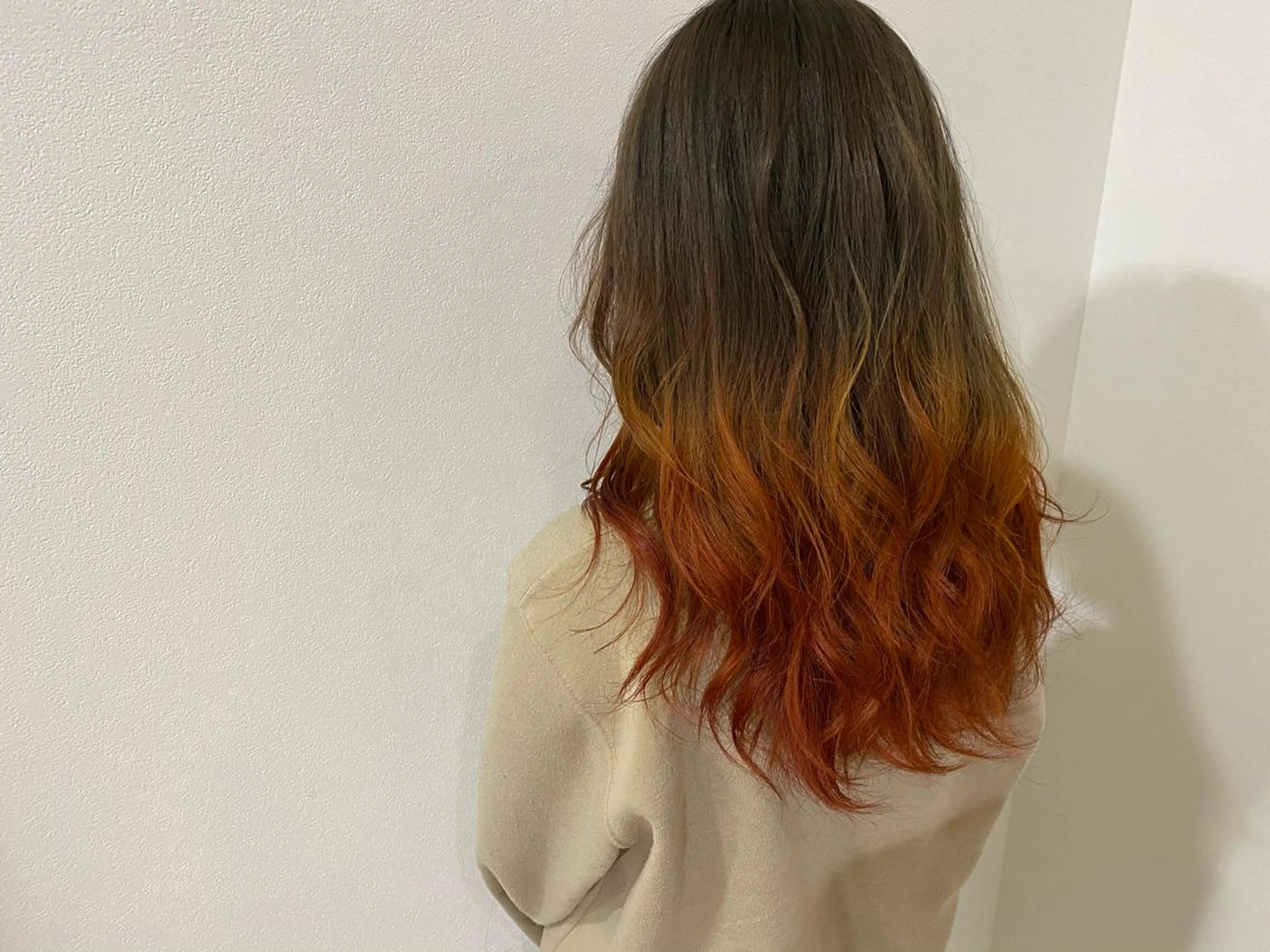 カラー グラデーションカラー オレンジ ブリーチカラー よねだまことのヘアスタイル