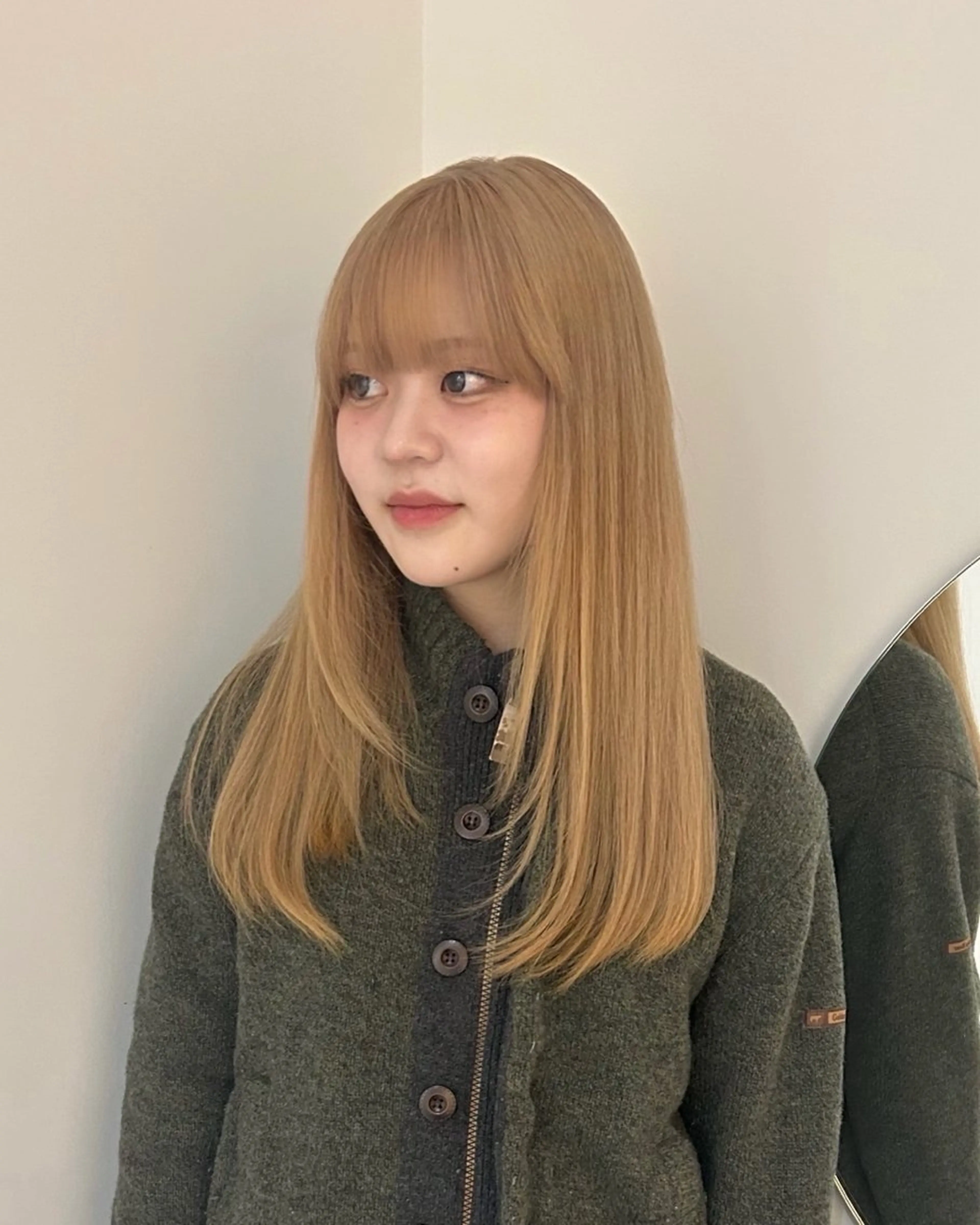 ロング カラー ベージュカラー ブリーチ ブロンド ブロンドベージュ 透明感カラー three所属・yuuna/ 個性派デザインのヘアスタイル