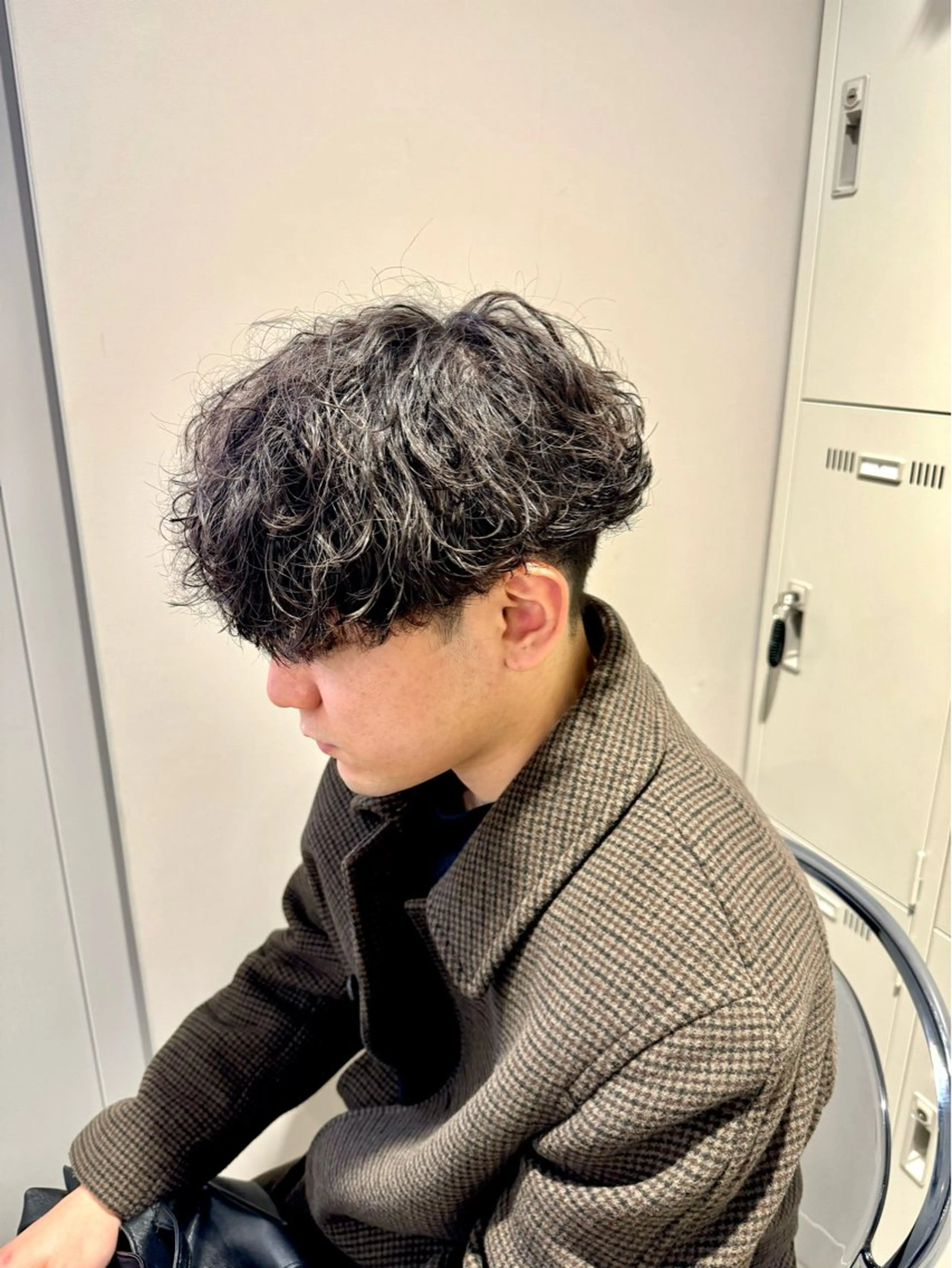 ミディアム パーマ ヘアアレンジ メンズ ミディアムパーマ メンズパーマ 波巻きパーマ 顔まわりカット の達人のヘアスタイル