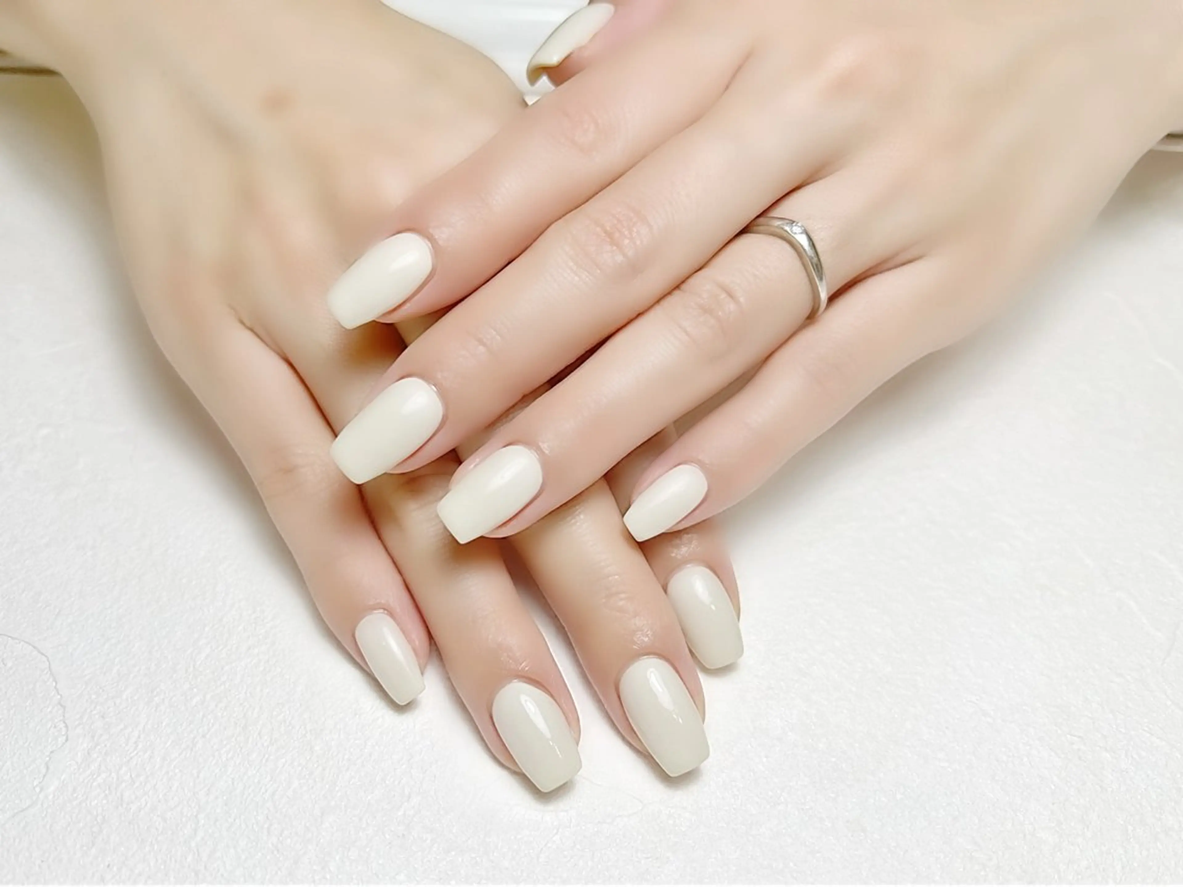 ネイル オフィスネイル ワンカラーネイル 春ネイル ホワイト rouse nail RISATOのネイルデザイン