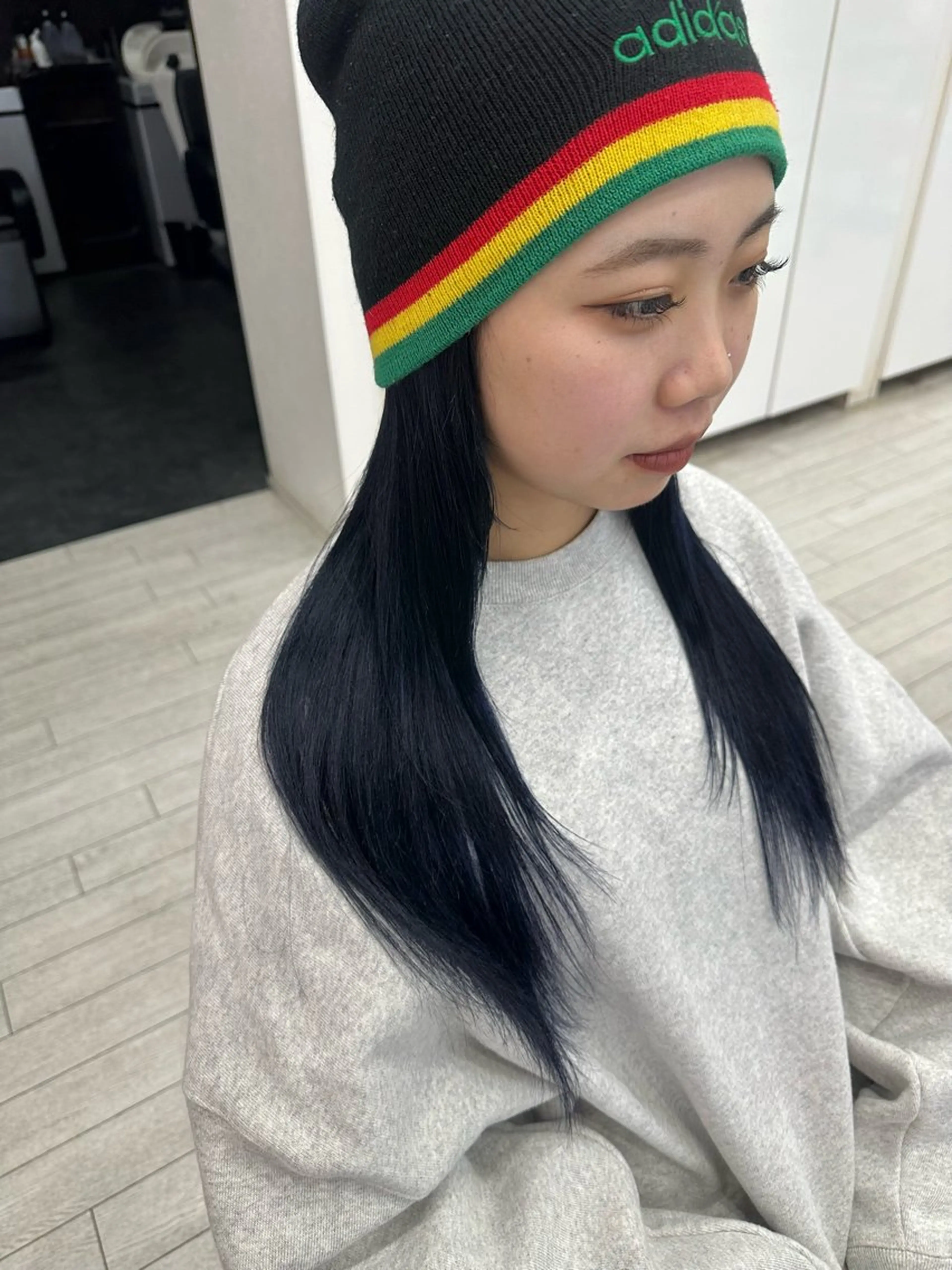 ロング カラー 黒髪 ブリーチ ブルーカラー ブルーブラック ヘアカラー トリートメント 遠藤 愛莉のヘアスタイル