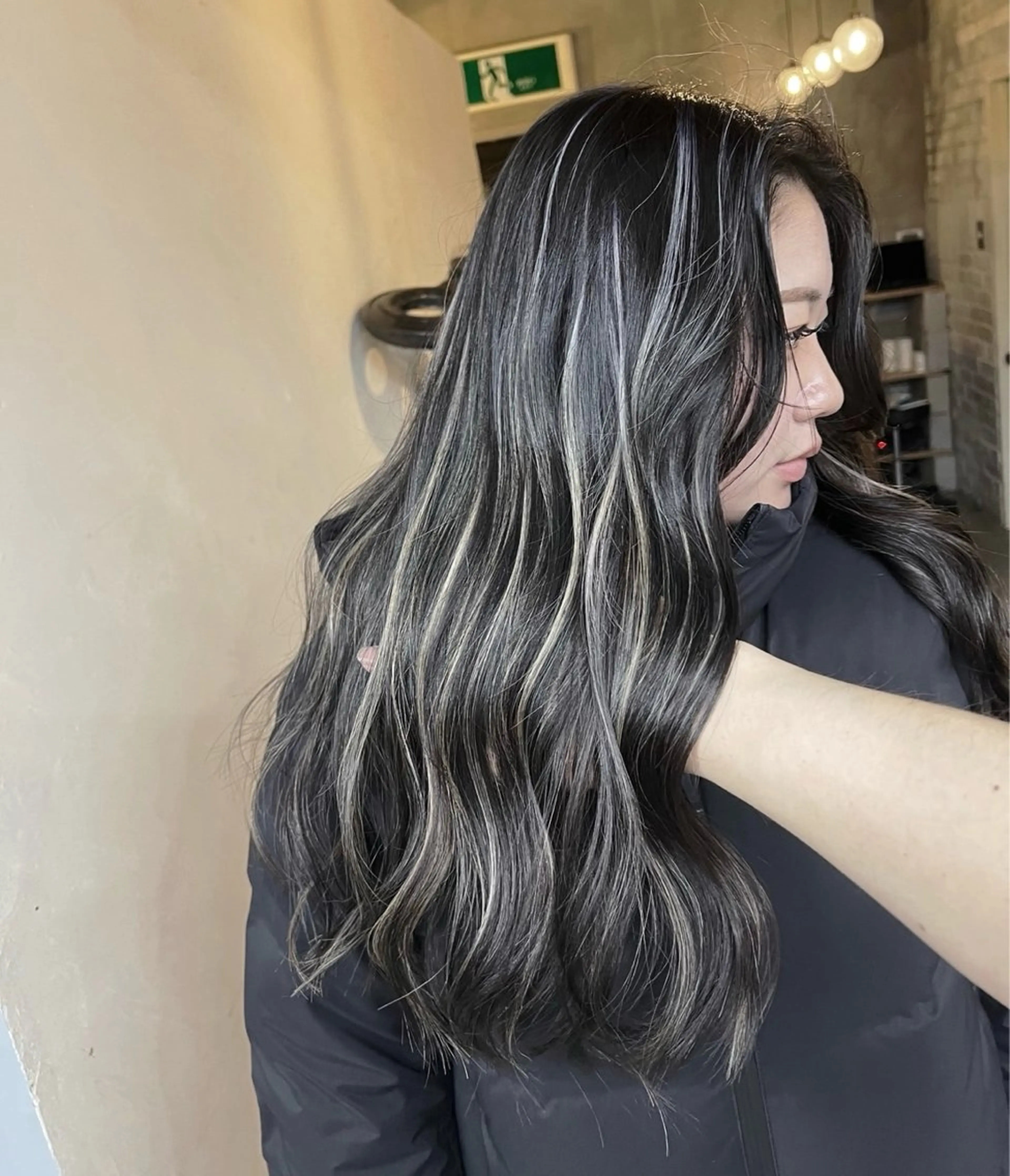 ロング カラー ダークグレー ダークグレージュ グレージュ ハイライトカラー ハイライト ヘアカラー トリートメント ROBIN所属・指名数No.1 /NAOYAのヘアスタイル