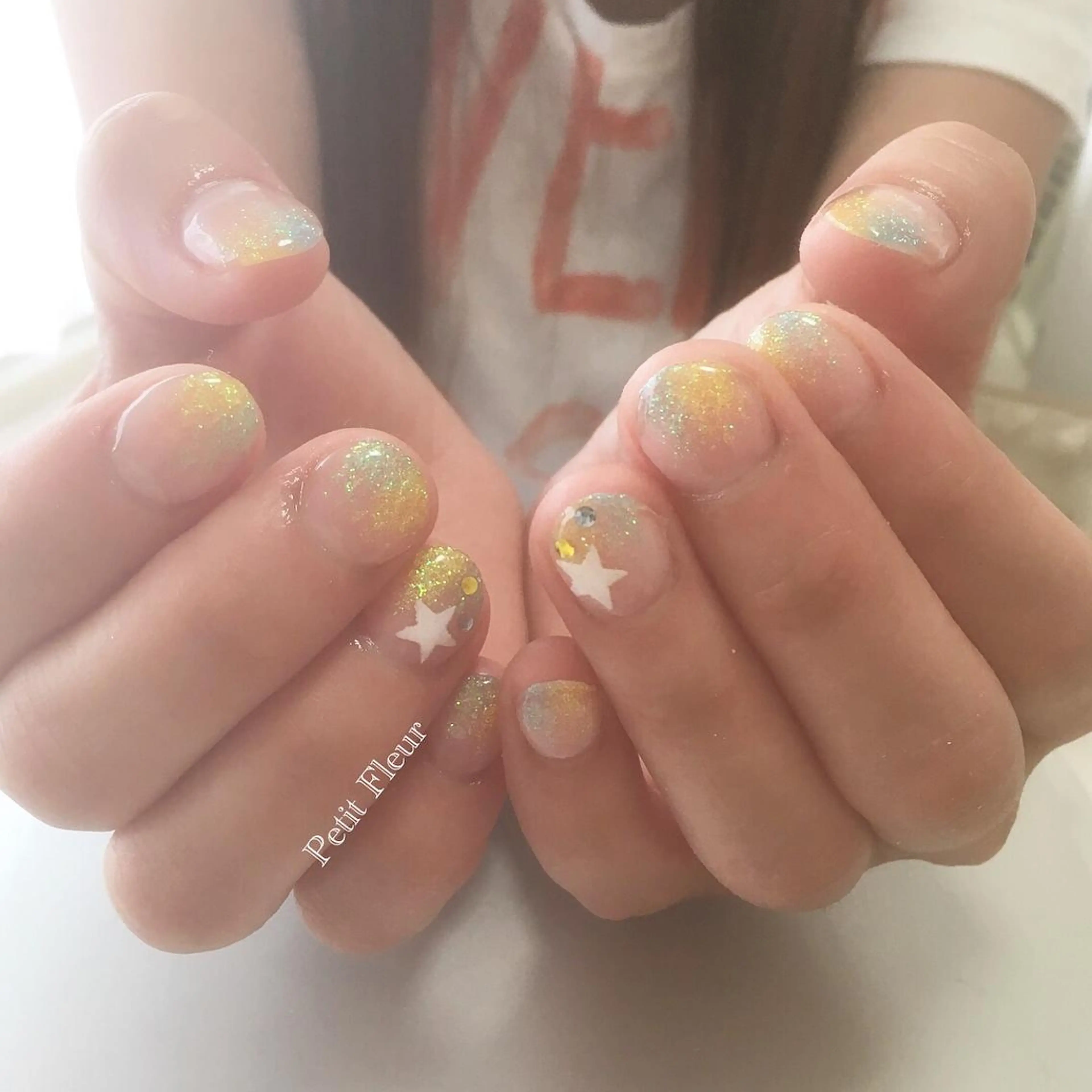 ネイル グラデーション ラメ(グリッター) ラメグラデーション ショートネイル Petit Fleur所属・青柳 亜梨奈のマツエク・マツパデザイン