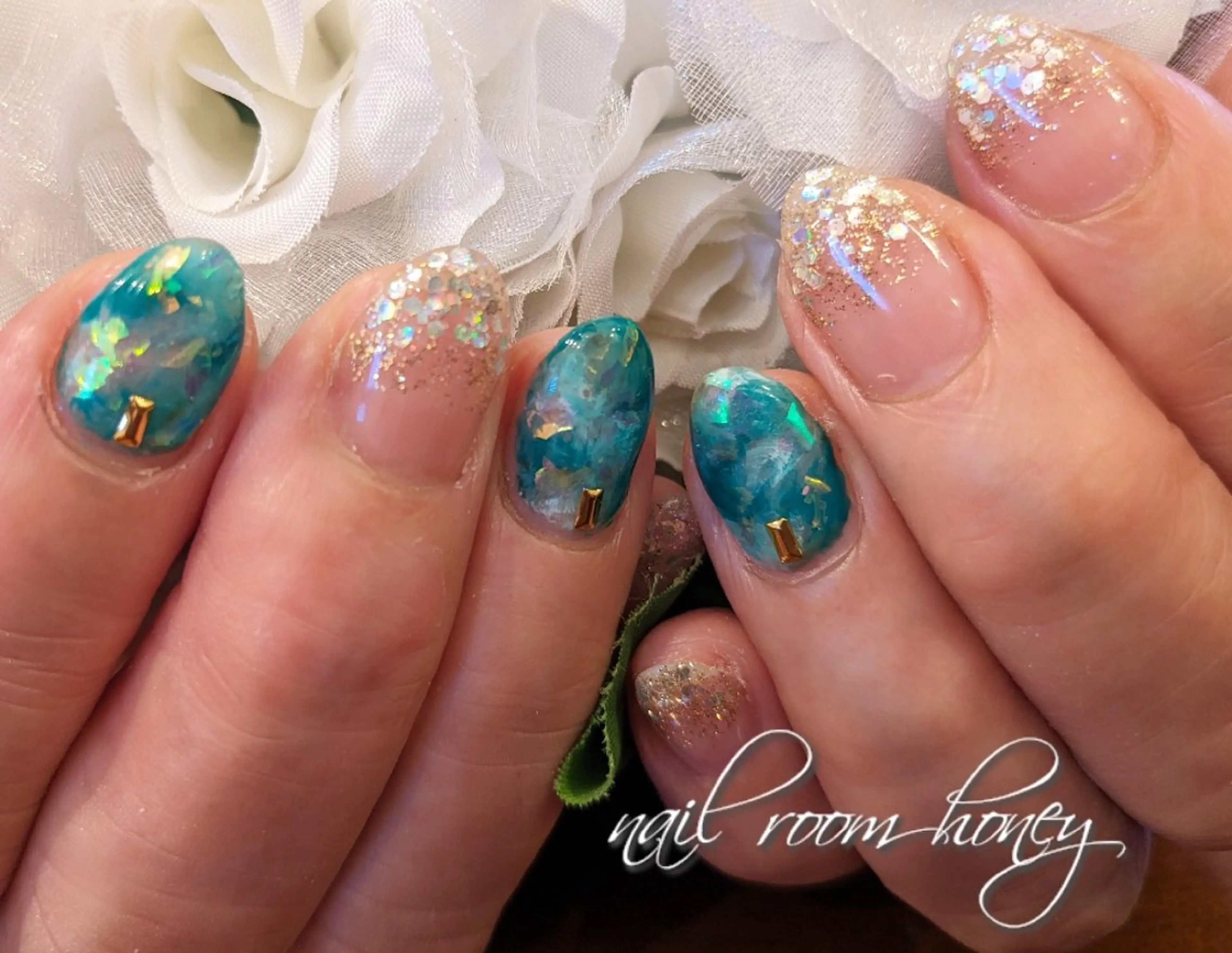 ネイル オーロラネイル グラデーション グリーン ラメ(グリッター) ラメグラデーション nail room  honeyのネイルデザイン