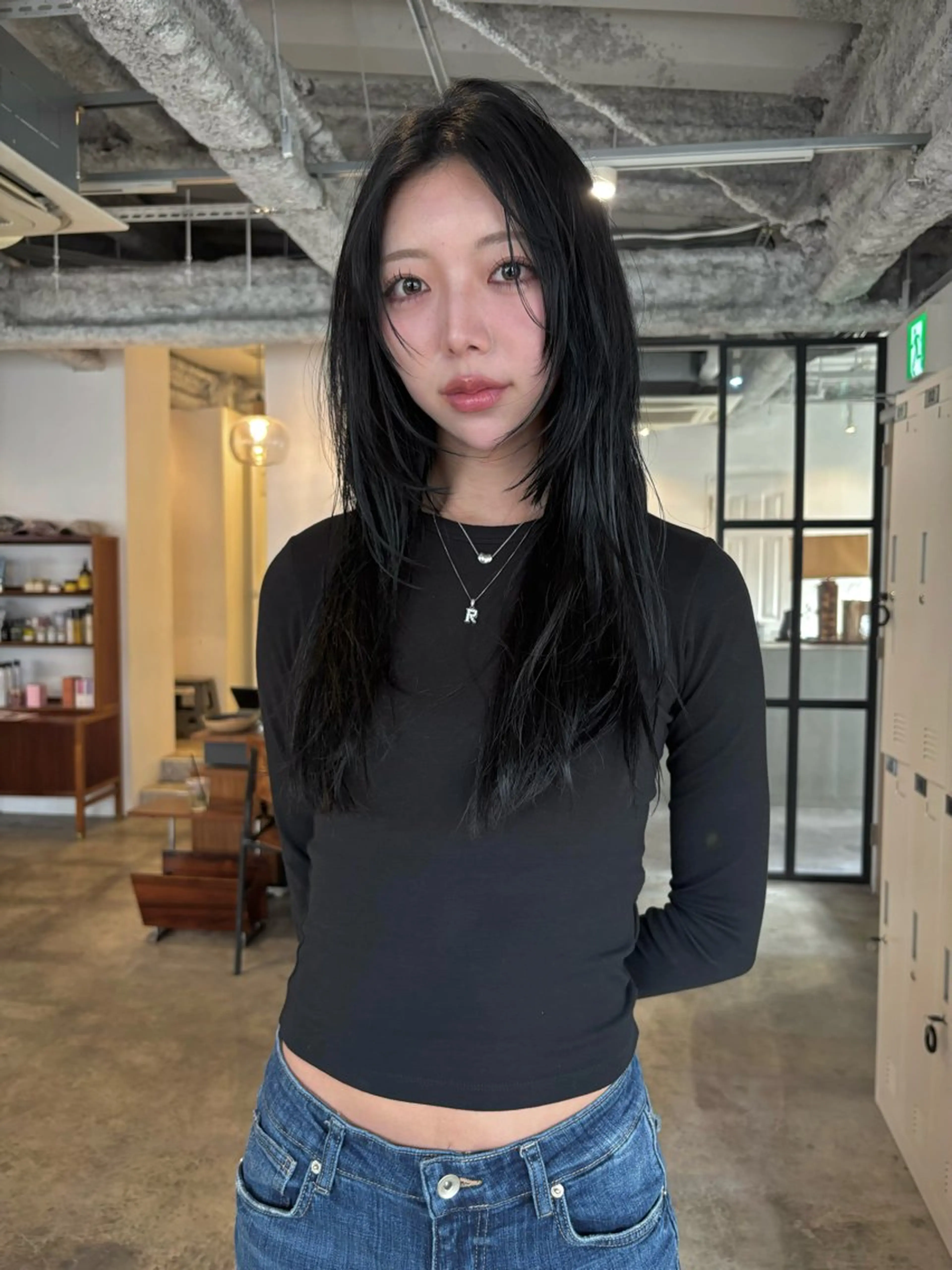 ロング カラー 黒髪 ブルーカラー 顔まわりレイヤー 顔周りカット レイヤーカット カット ヘアカラー yu maのヘアスタイル