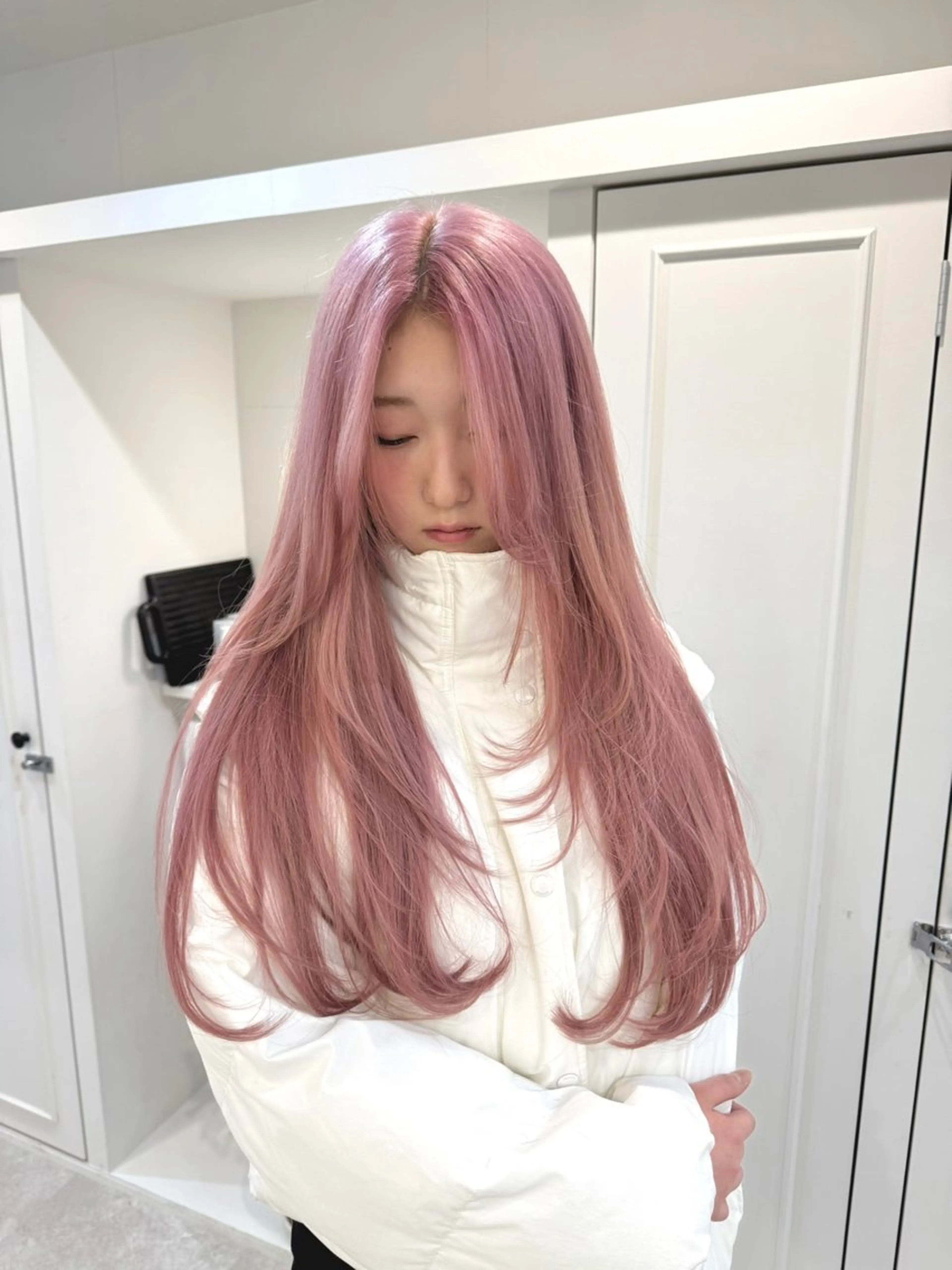 ロング カラー ヘアアレンジ ロングレイヤー ブリーチ ケアブリーチ ラベンダーカラー ピンクカラー カット ヘアカラー SALOWIN京都河原町Suite店所属・外国人風レイヤー/ ハイトーンSHUのヘアスタイル