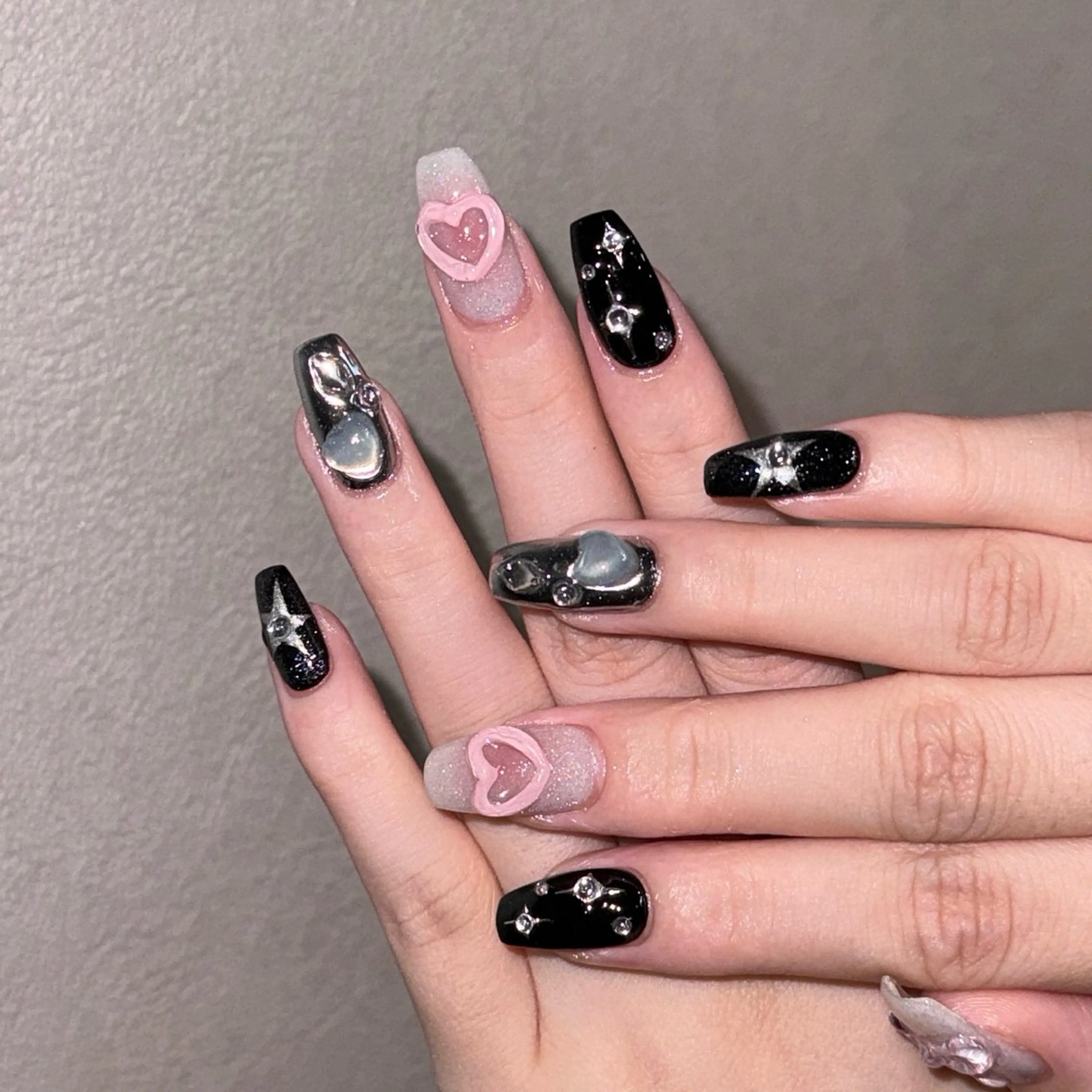ネイル チークネイル ハート ミラーネイル シルバー スクエアネイル ハンドネイル ハンドケア 🎀NAIL🎀 AI🪄︎︎◝✩のネイルデザイン