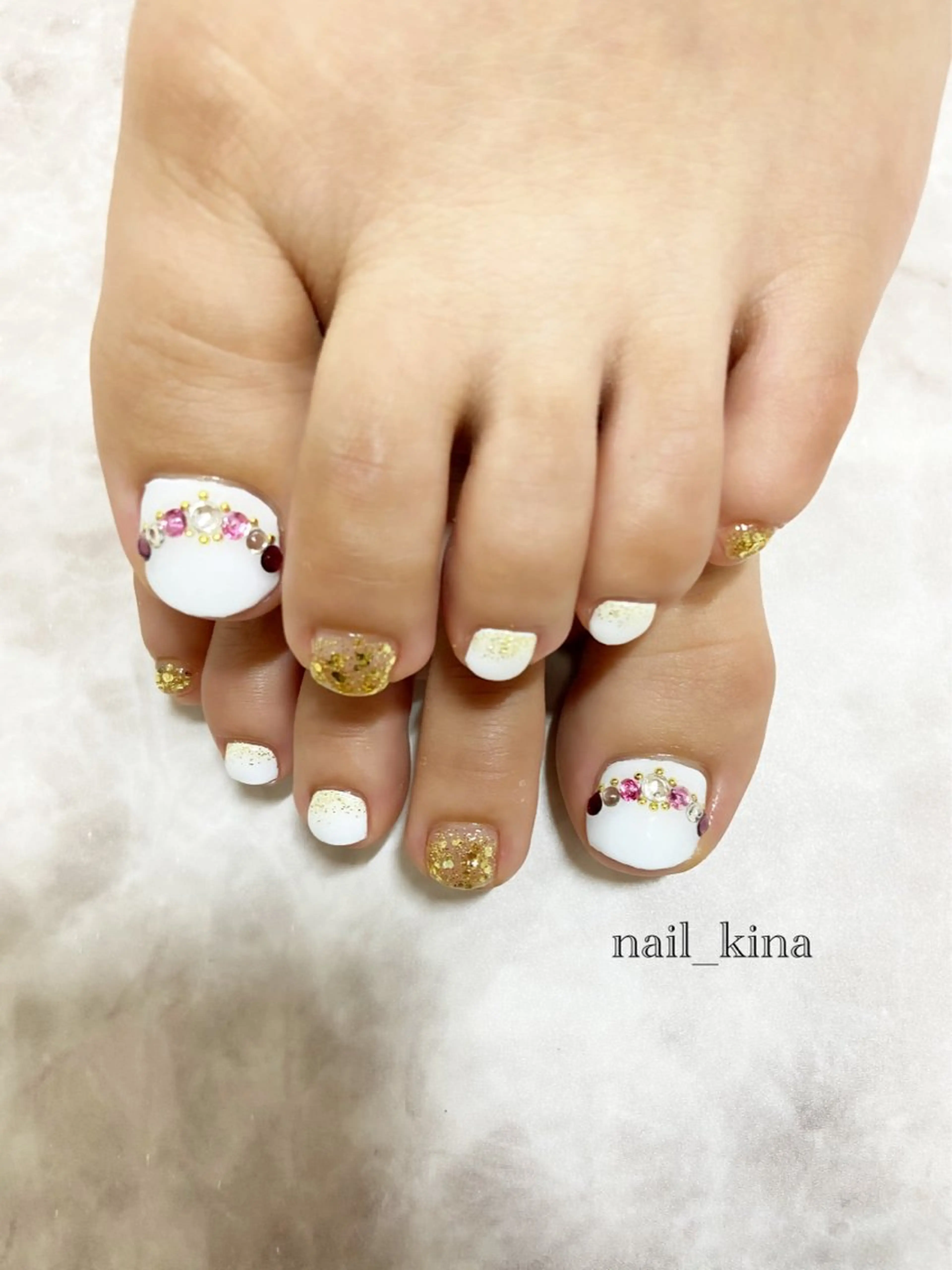 ネイル ストーンネイル ホワイト nail_ kinaのネイルデザイン