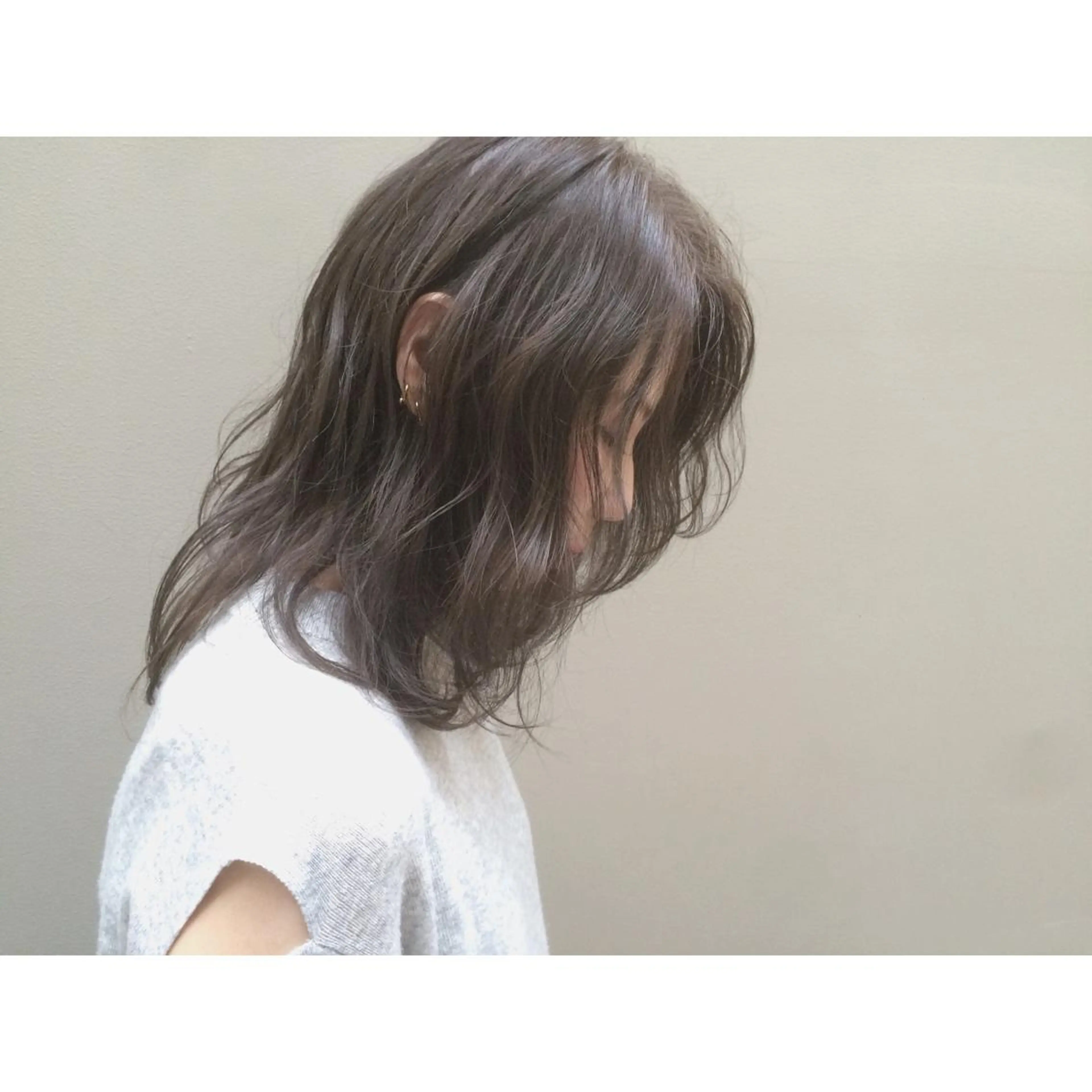 ミディアム セミロング カラー アッシュ イルミナカラー オリーブアッシュ オリーブカラー 日々所属・谷 大地のヘアスタイル