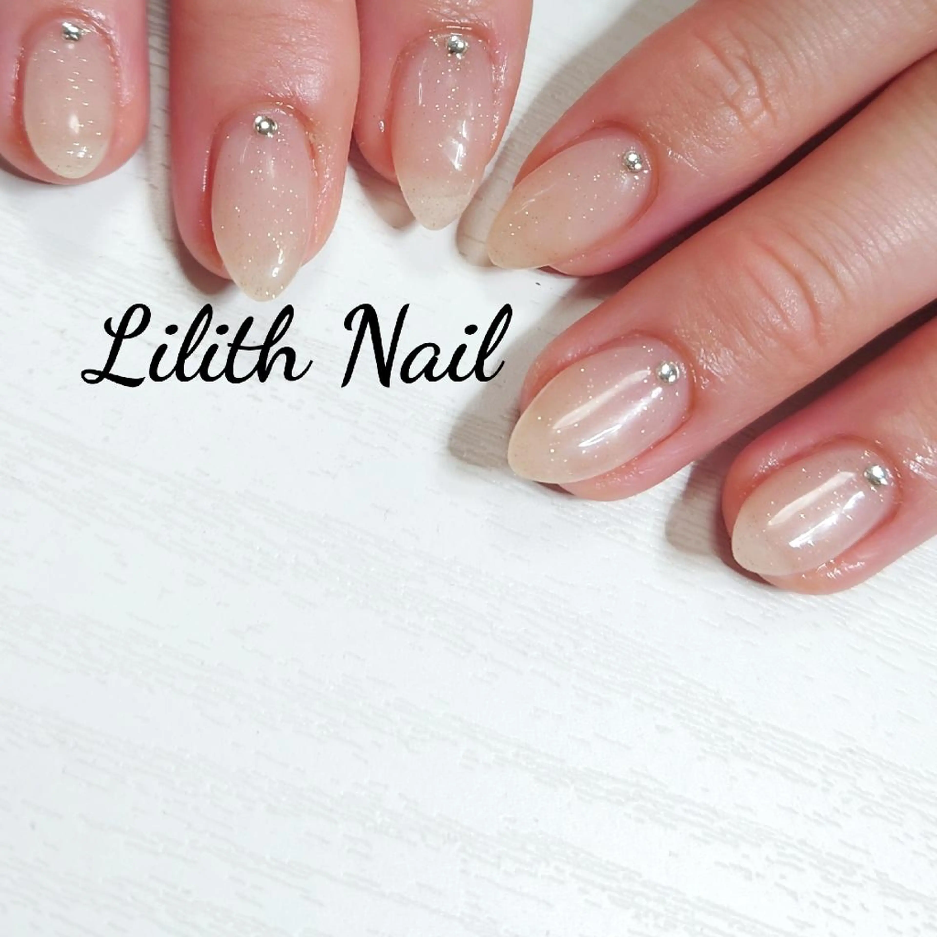 ネイル ジェルネイル ワンカラーネイル シンプルネイル ストーンネイル 冬ネイル Lilith Nailのネイルデザイン