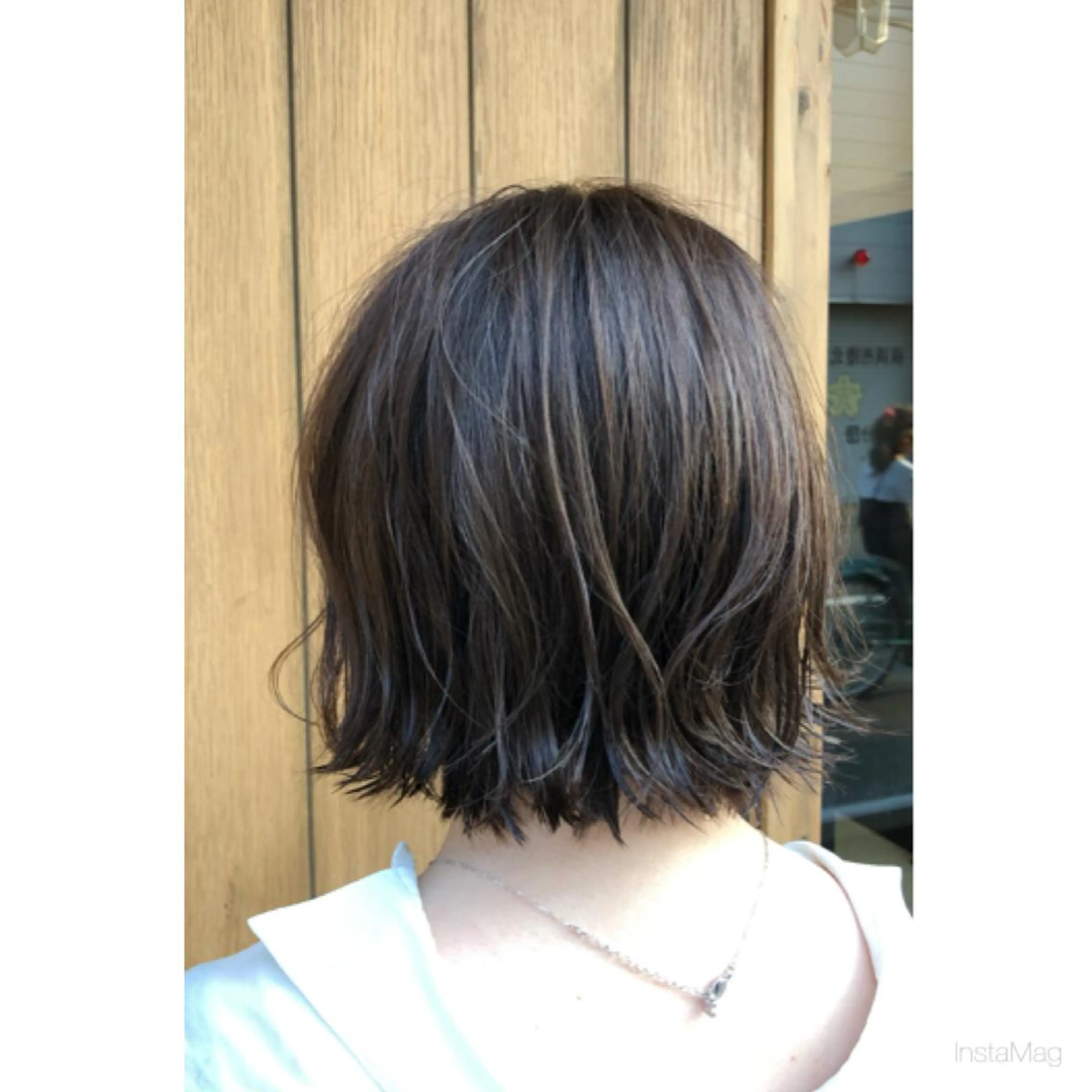 ミディアム カラー 切りっぱなしボブ アッシュ ブルーカラー ブルーアッシュ ボブ カット ヘアカラー 岩間 香純のヘアスタイル