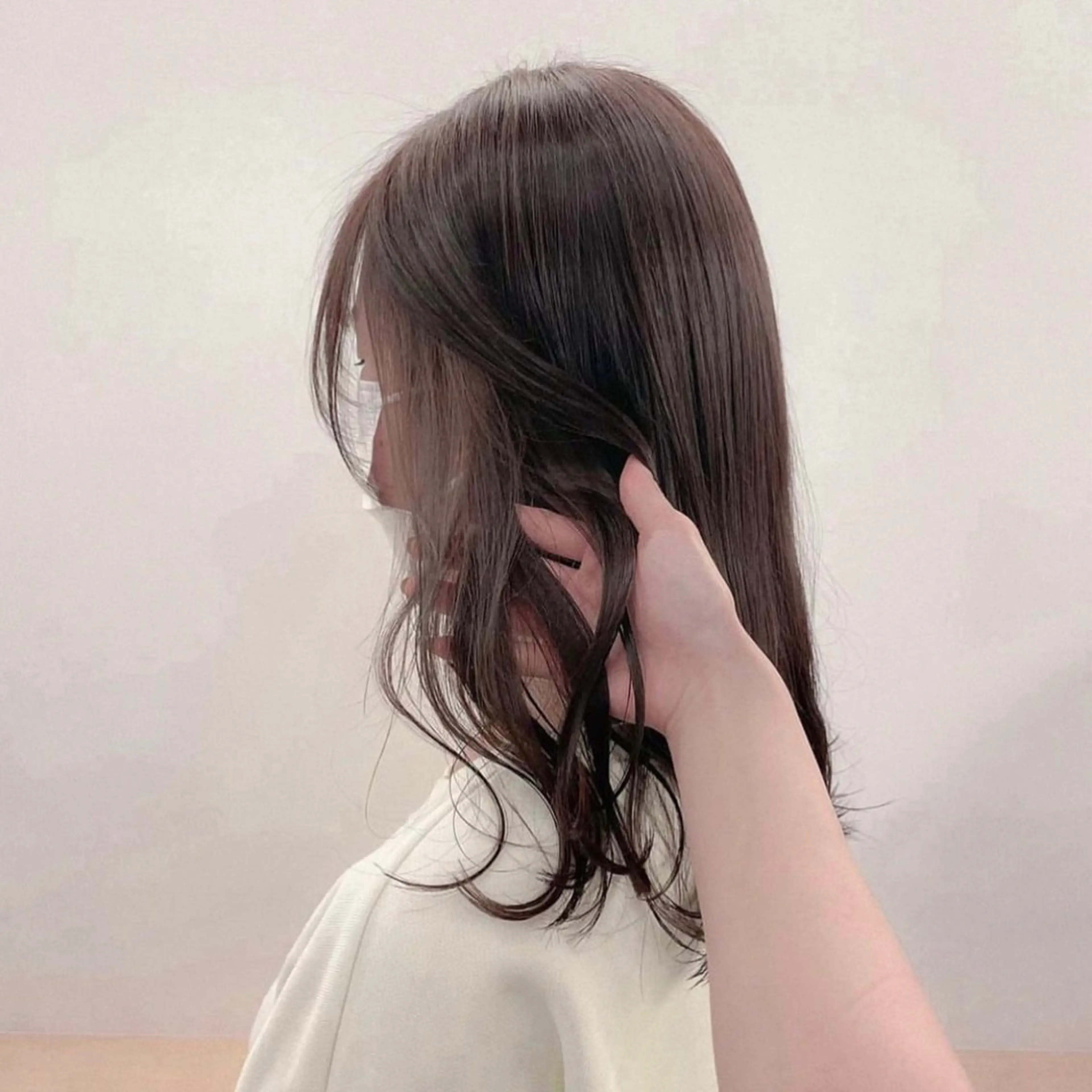 ミディアム カラー ベージュカラー イヤリングカラー ミルクティーベージュ オリーブベージュ くびれヘア 落合 美穂のヘアスタイル