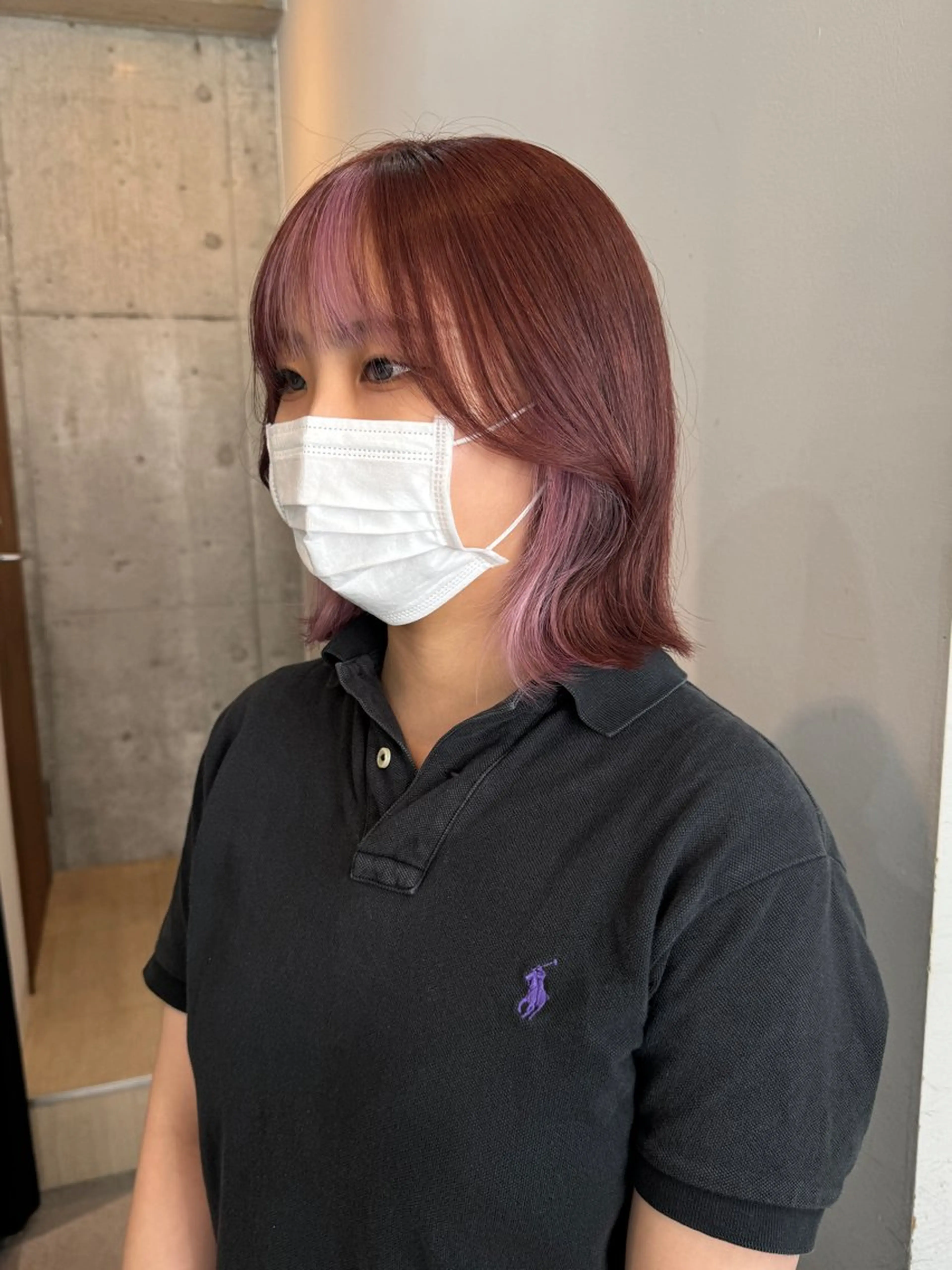 ミディアム カラー ピンクカラー レッドカラー ホワイトピンク ヘアカラー 切りっぱなしボブ/ ブリーチカラー/大塚のヘアスタイル