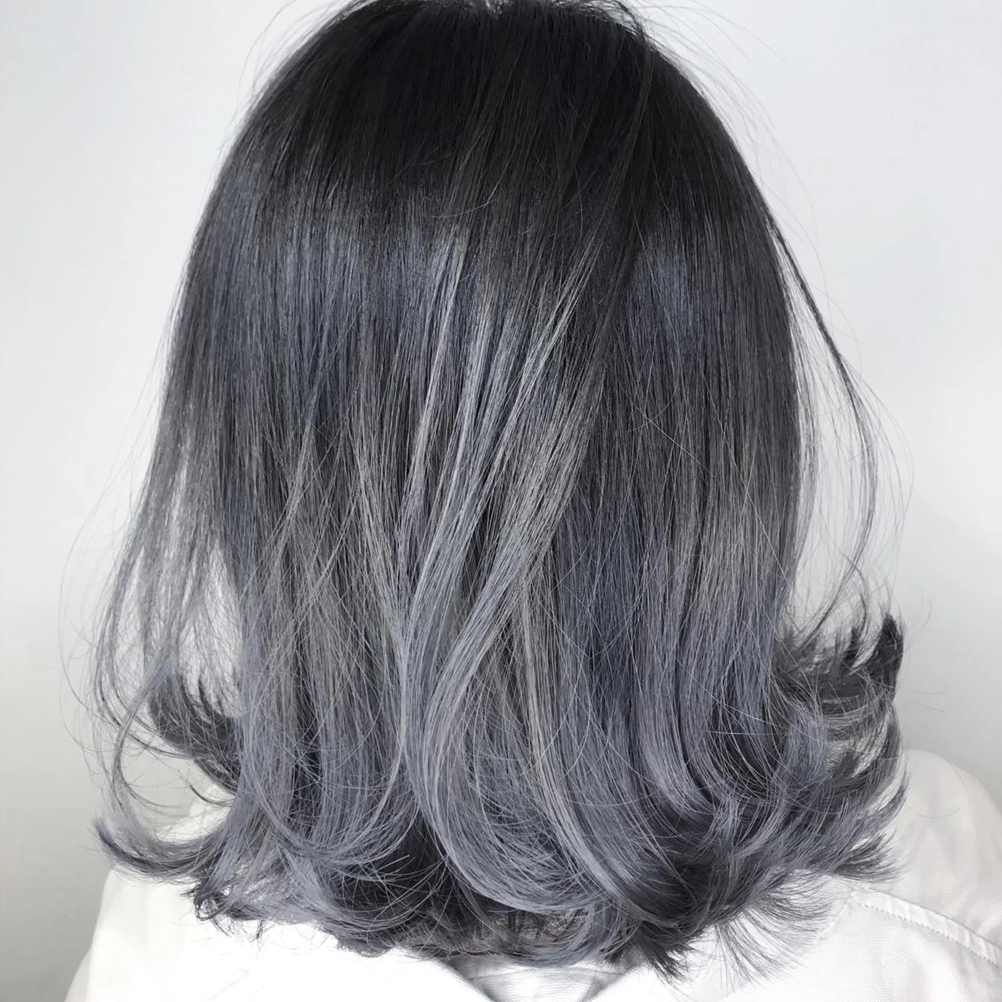 ショート カラー アッシュ アッシュグレー アッシュグレージュ バレイヤージュ ブリーチ AMI Hair  supply所属・髪質改善カラー 韓国風レイヤーのヘアスタイル