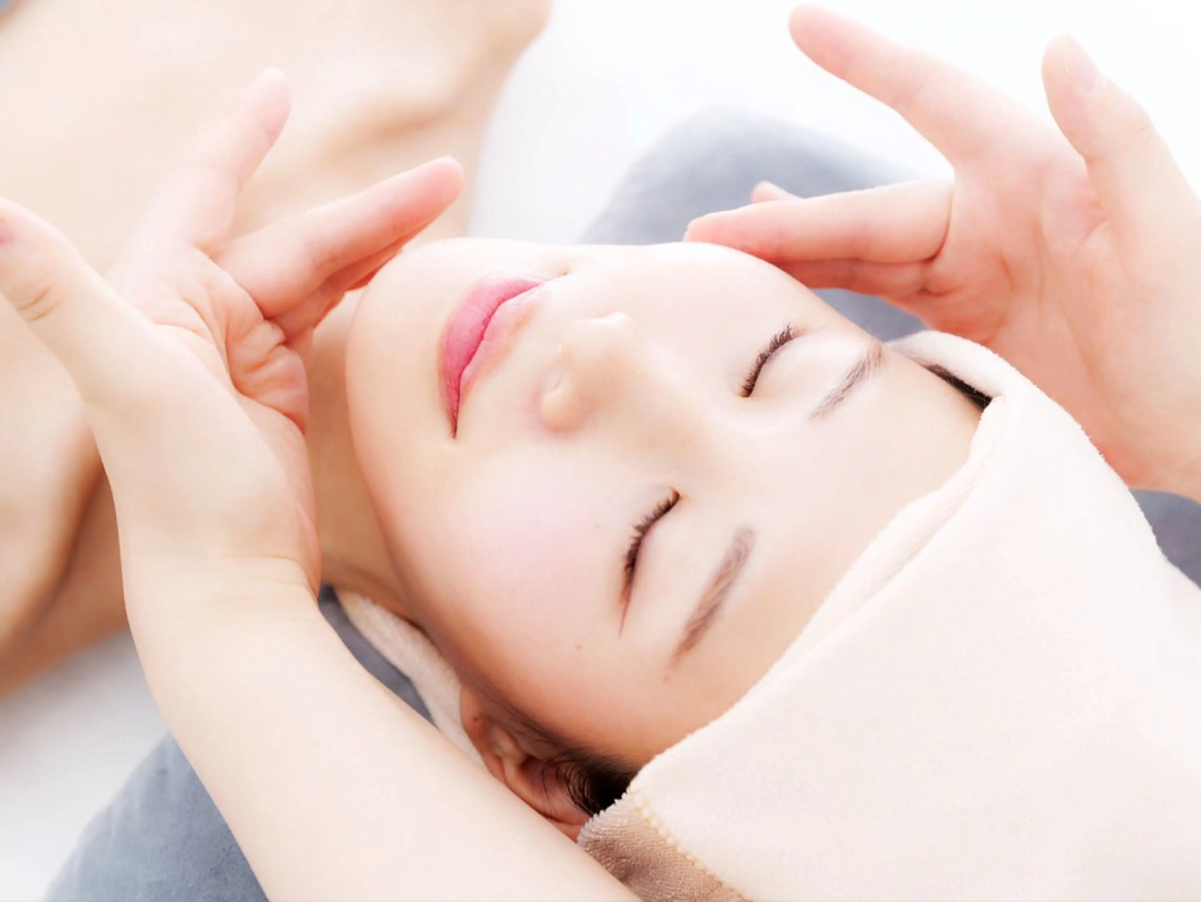 小顔フェイシャル+上半身マッサージ60分 ¥6.600の写真