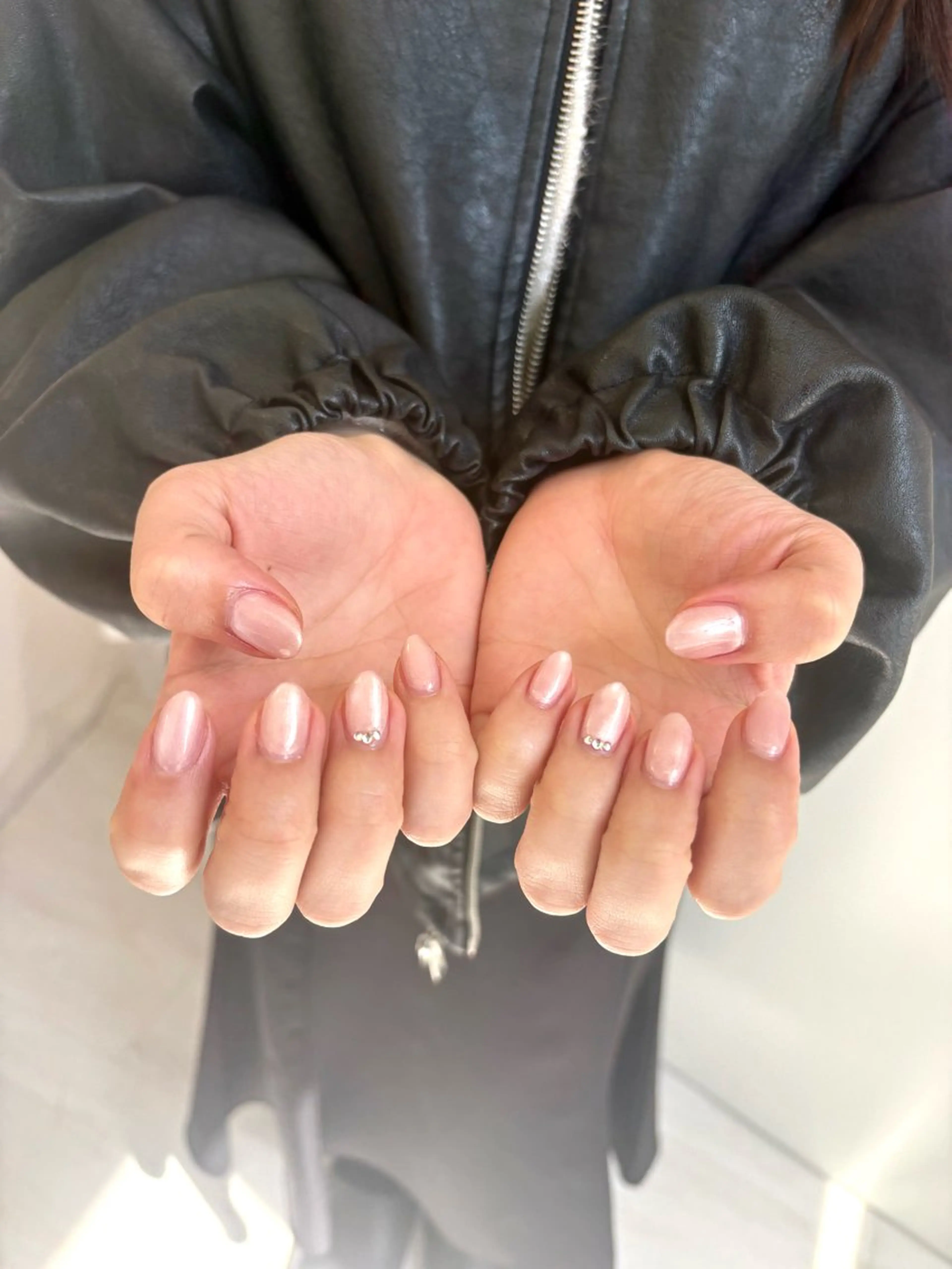 ネイル マグネットネイル ワンカラーネイル シンプルネイル 春ネイル ストーンネイル ハンドネイル LOARY りせの眉毛・アイブロウイメージ