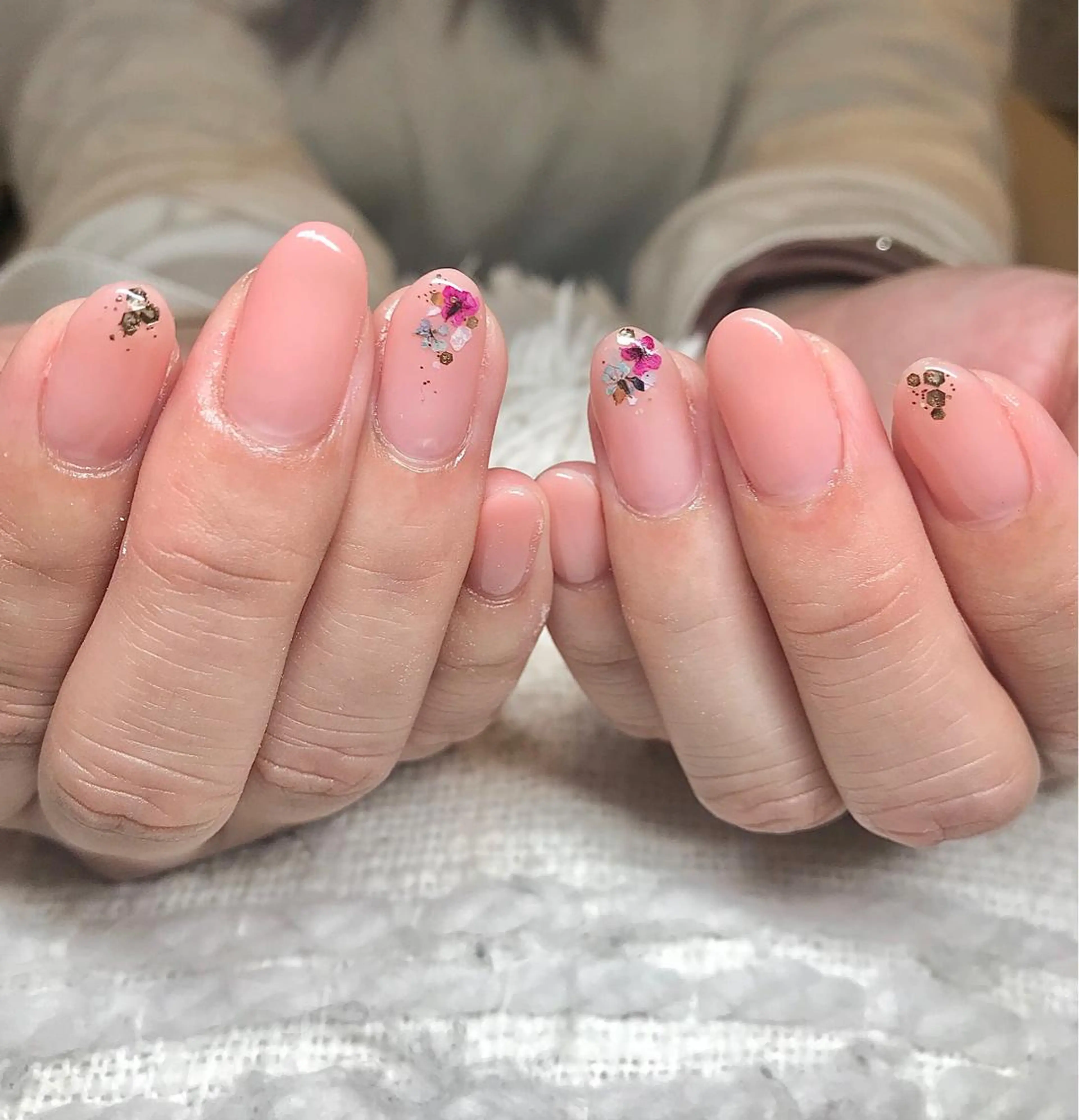 ミディアム カラー パーマ ヘアアレンジ ネイル マツエク・マツパ ベージュカラー コーラルベージュ フラワーネイル ハンドネイル ハンドケア nail&eye Aoのマツエク・マツパデザイン