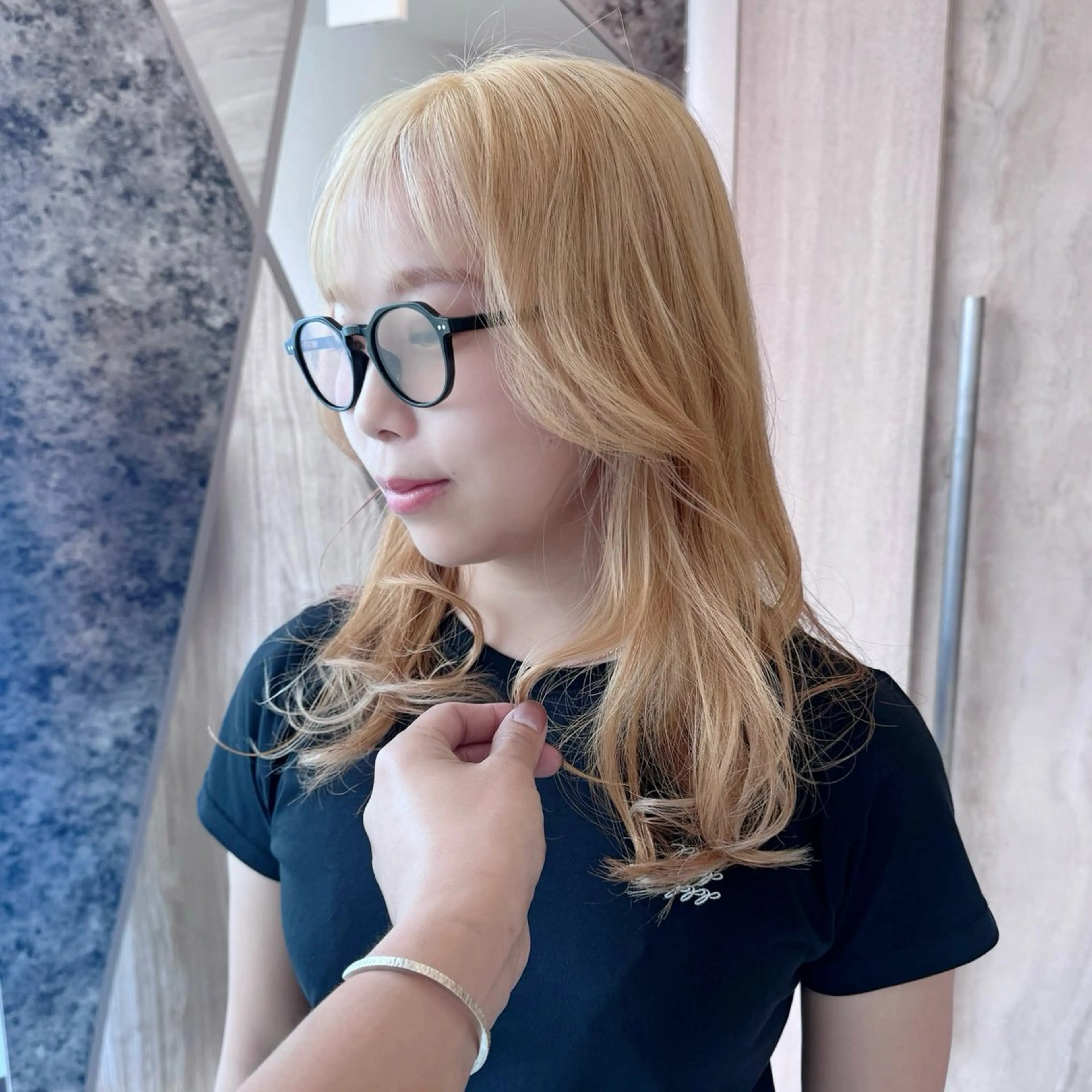 セミロング カット ヘアカラー トリートメント foto所属・𝐁𝐋𝐔𝐄𝐓 /カット特化/荒井のヘアスタイル