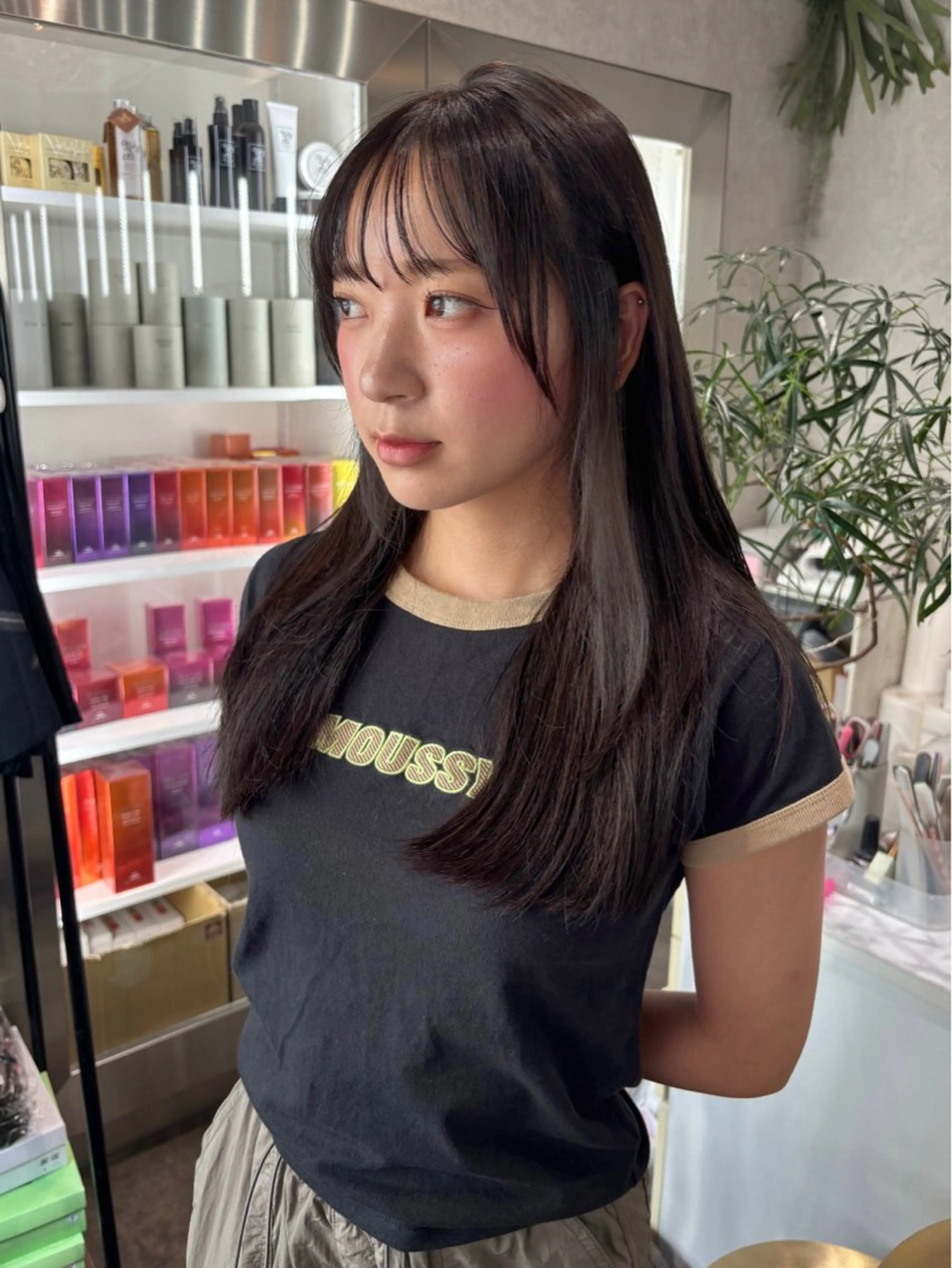 ミディアム カラー ヘアアレンジ 切りっぱなしボブ ブリーチ ブラウンカラー 透明感カラー ダークブラウン iona/ハイトーン /ネイルのネイルデザイン