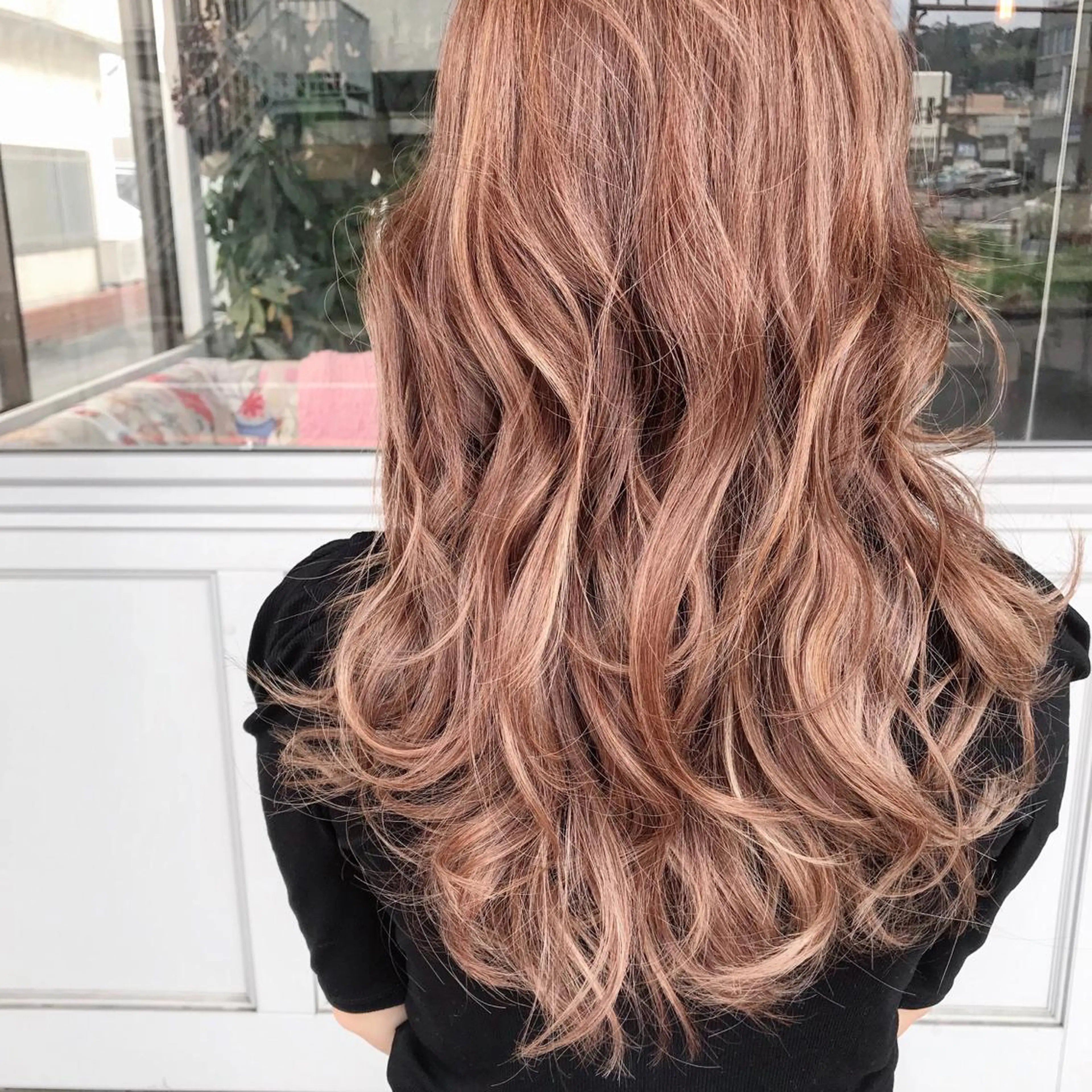 セミロング カラー ヘアアレンジ お団子ヘア 結婚式・ブライダル 切りっぱなしボブ バレイヤージュ デザインカラー Mariana/ 鶴原-ハイライトのヘアスタイル