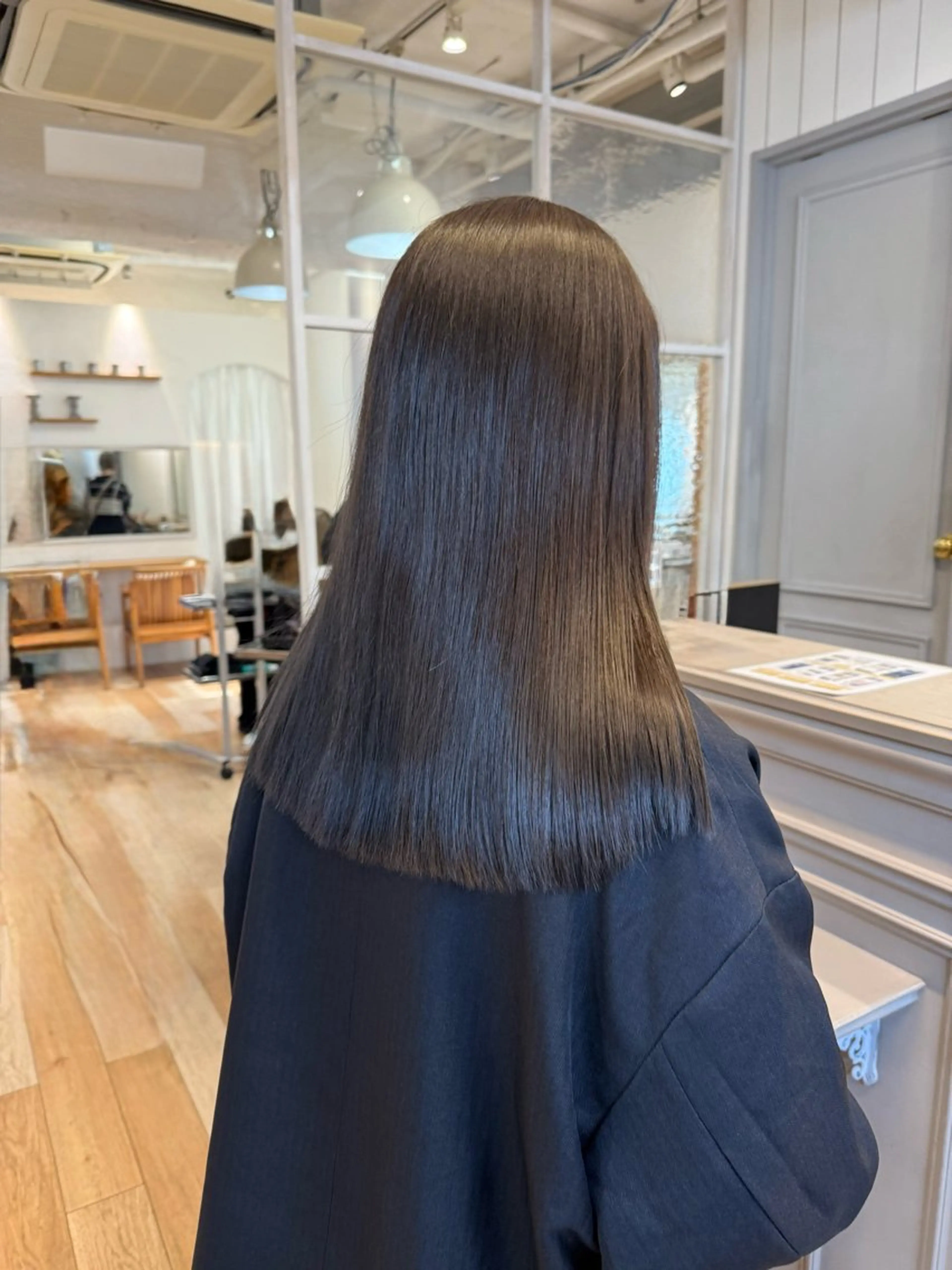 セミロング カラー ミルクティー× グレージュMOMOのヘアスタイル