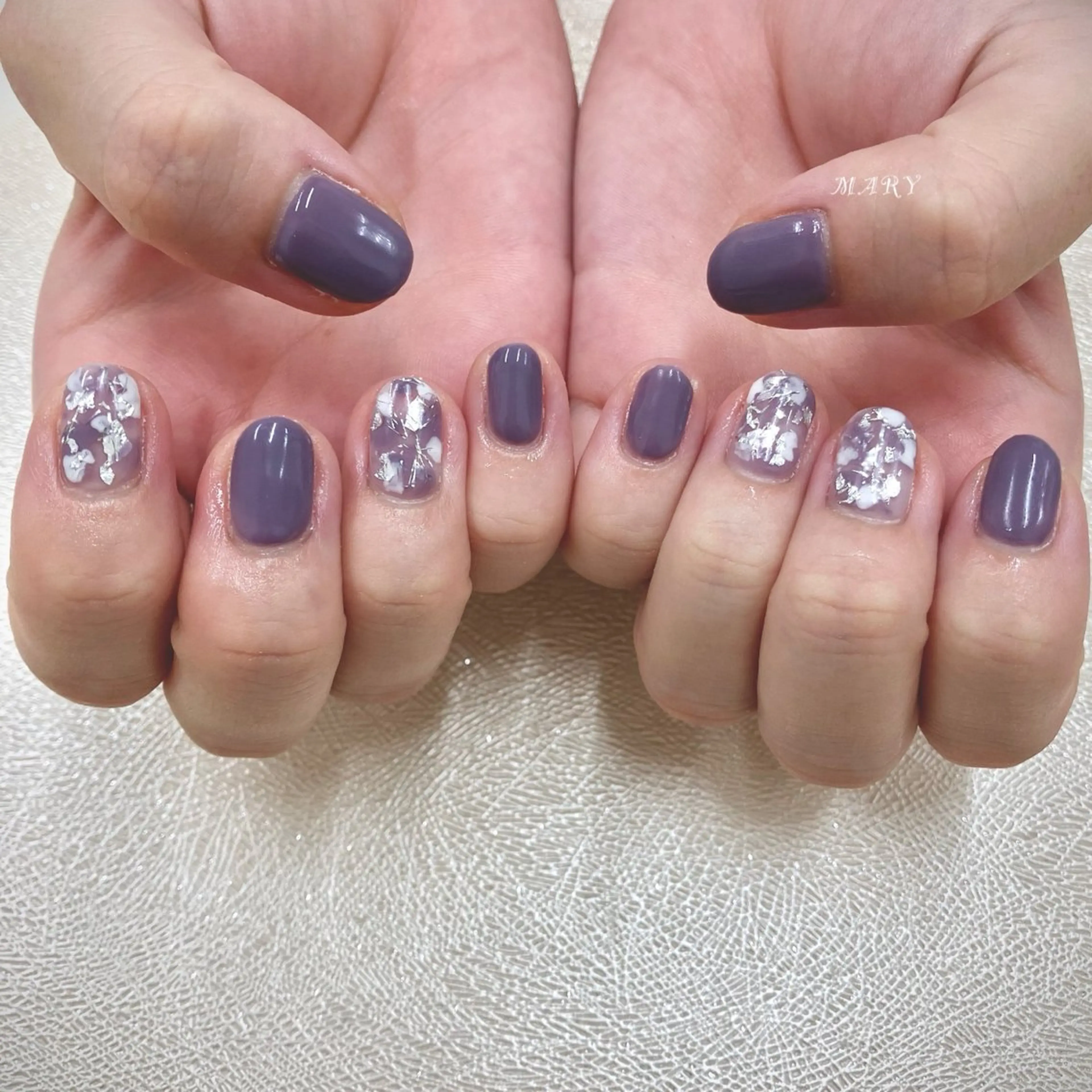ネイル キラキラネイル ニュアンスネイル ワンカラーネイル パープル ハンドネイル Mary nail所属・Mary nail .narumiのネイルデザイン