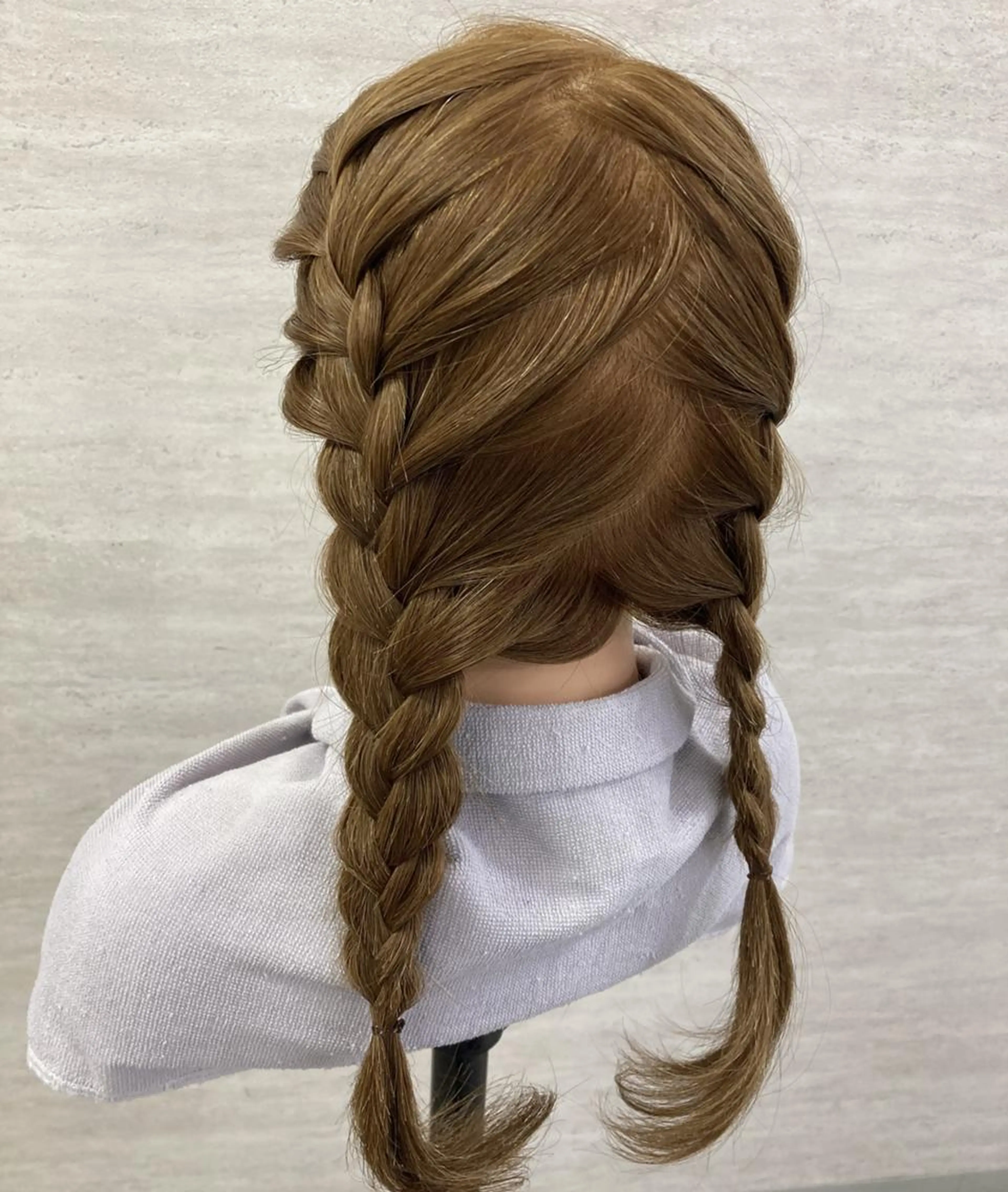 スタイル指定あり　表編み込み　おさげの写真