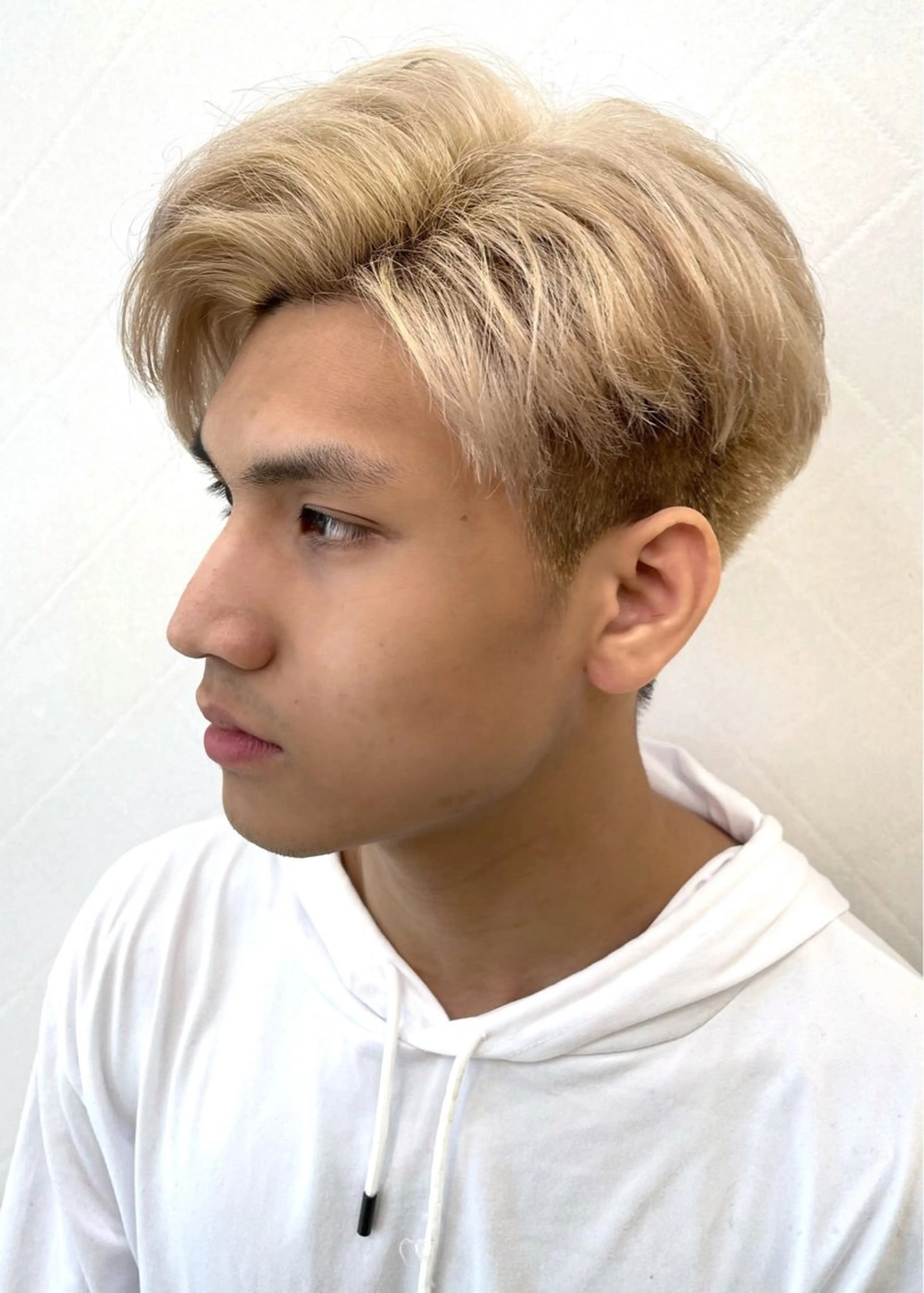 ショート カラー メンズ アップバング 刈り上げ ベージュカラー ダブルカラー かきあげバング 顔周りレイヤー／ 似合わせ／古津遼平のヘアスタイル