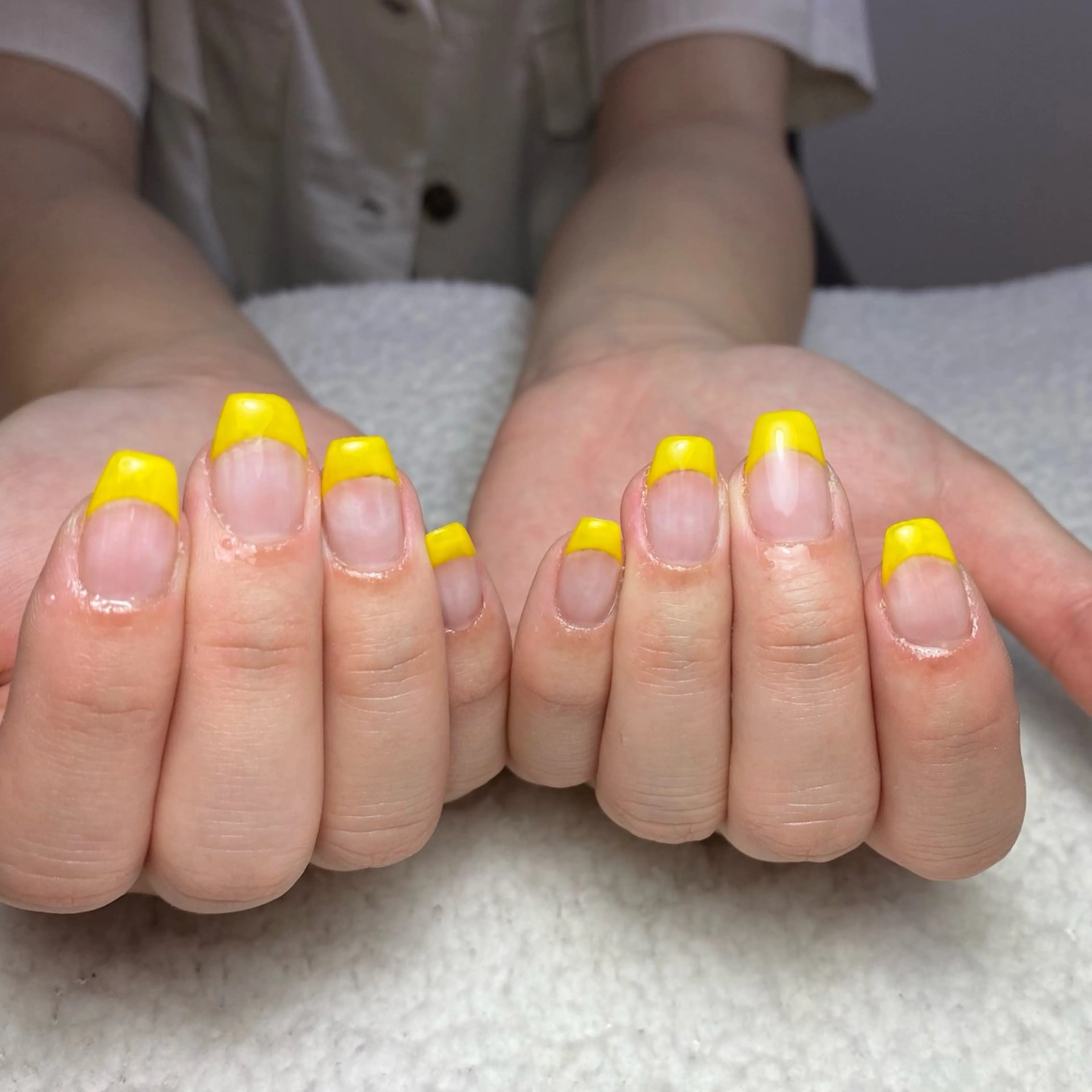 ネイル フレンチネイル 夏ネイル 黄色 ハンドネイル COCO+所属・COCO +のエステ・リラクイメージ