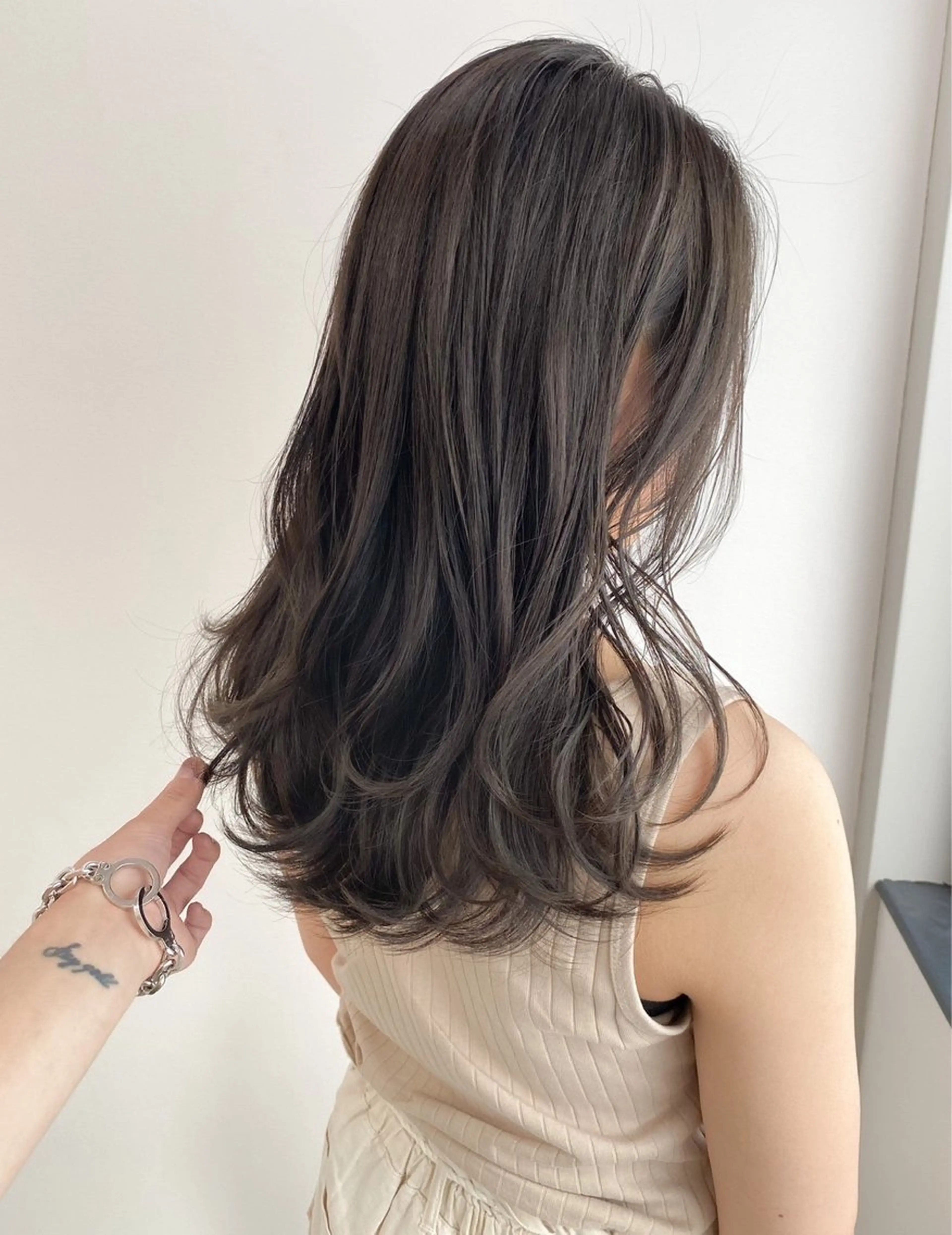 カラー ベージュカラー ブラウンカラー ブラウンベージュ 透明感カラー フォギーベージュ 辺見 葵のヘアスタイル