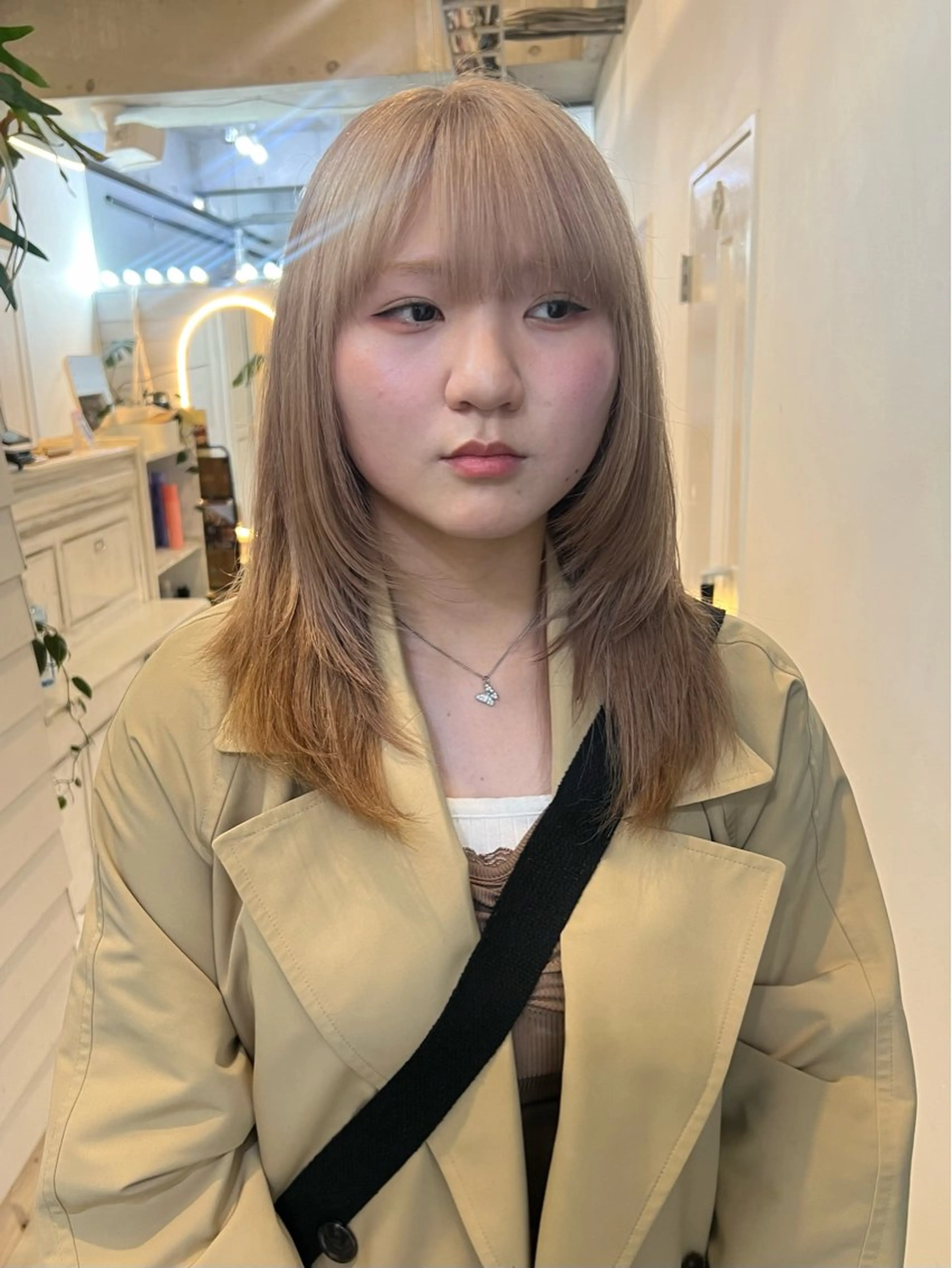 ミディアム カラー ベージュカラー ミルクティーベージュ レイヤーカット ウルフカット TATSUブリーチ/ ミルクティーベージュのヘアスタイル