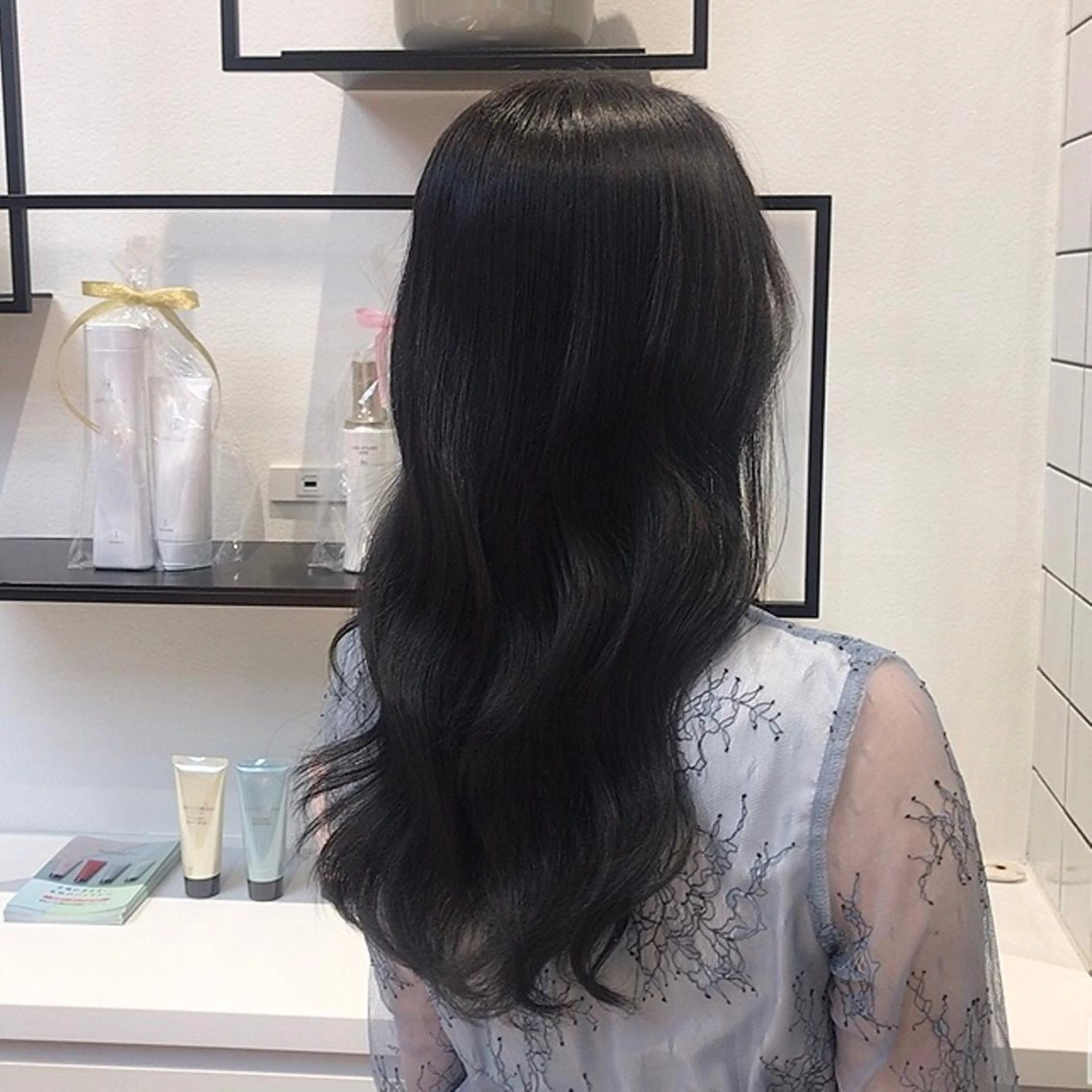 ロング カラー 黒髪 ダークグレー グレーブラック 髙橋 かすみのヘアスタイル