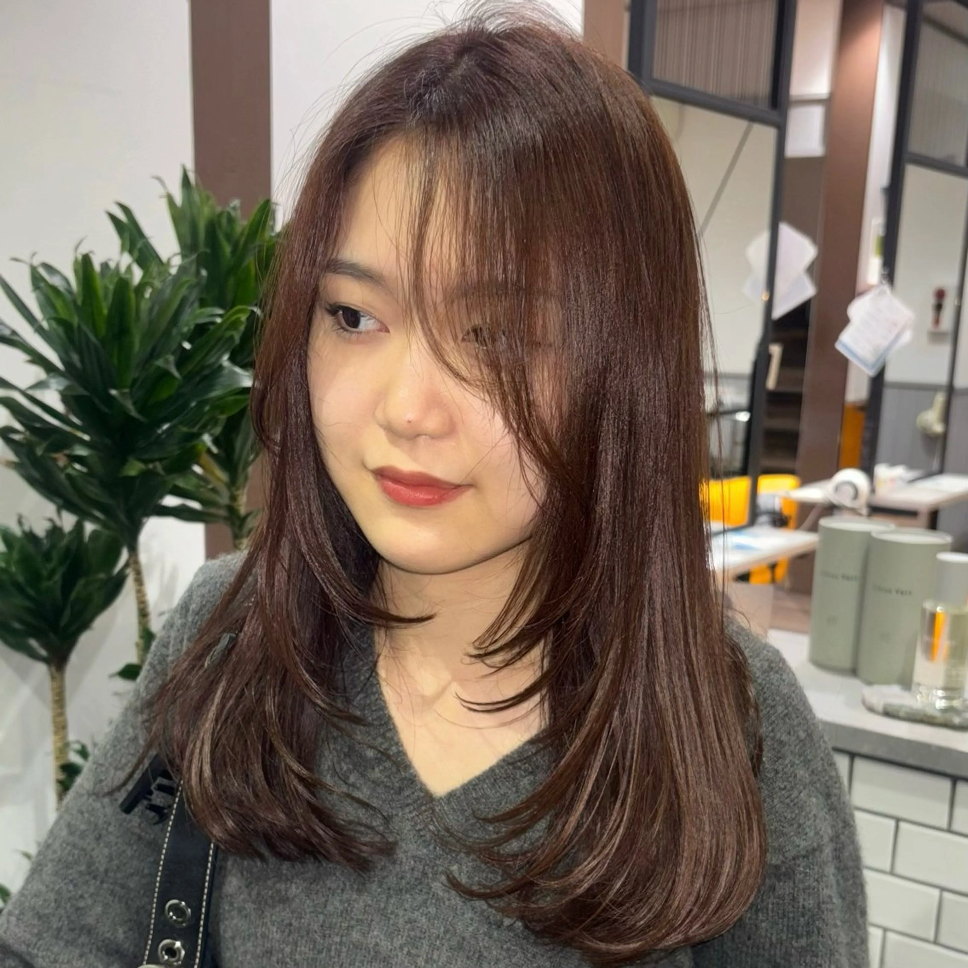 セミロング ラベンダーブラウン ピンクラベンダー 顔周りカット レイヤーカット 大久保 桃夏のヘアスタイル