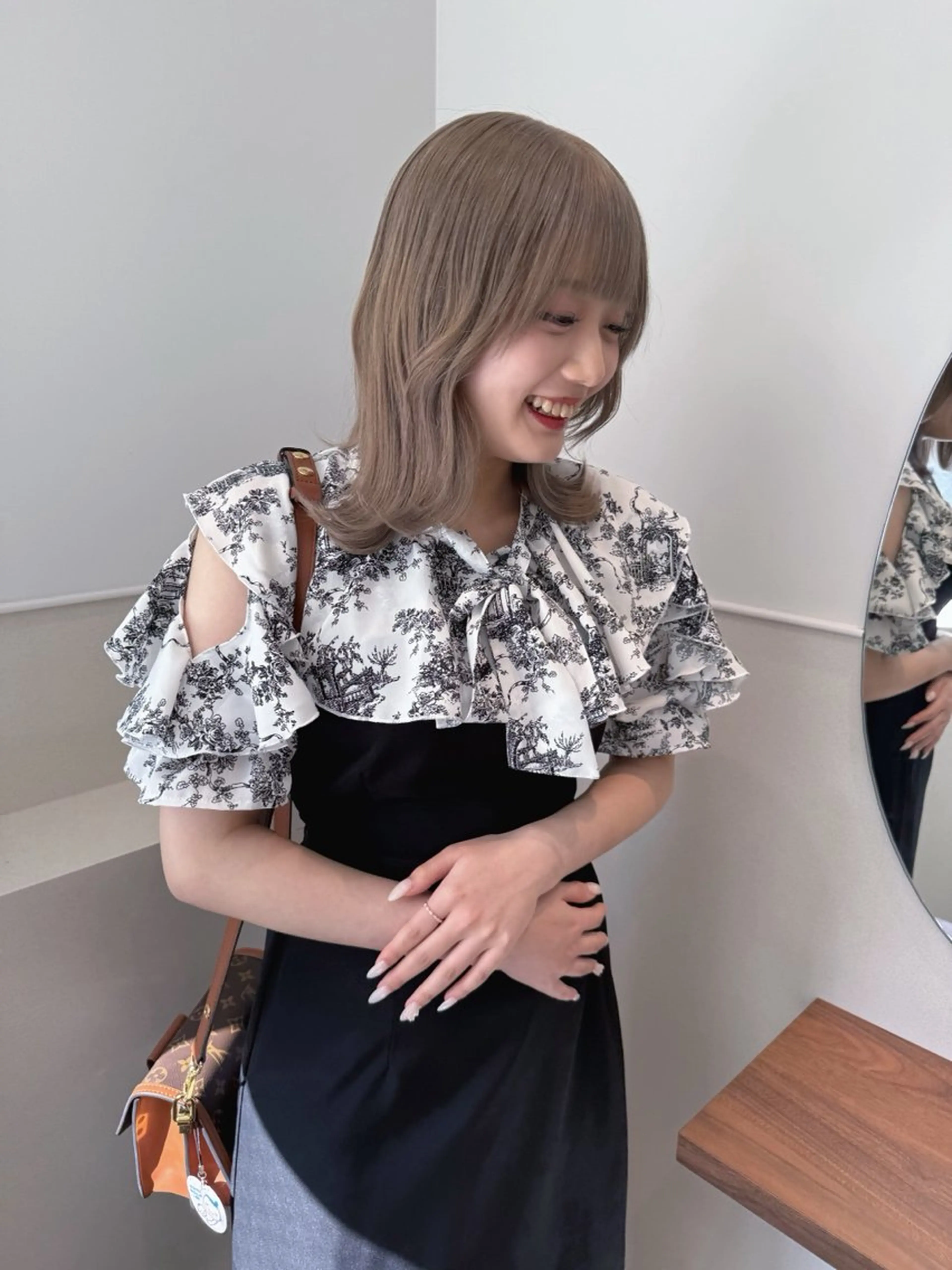 ミディアム カラー グレージュ miyuki .のヘアスタイル