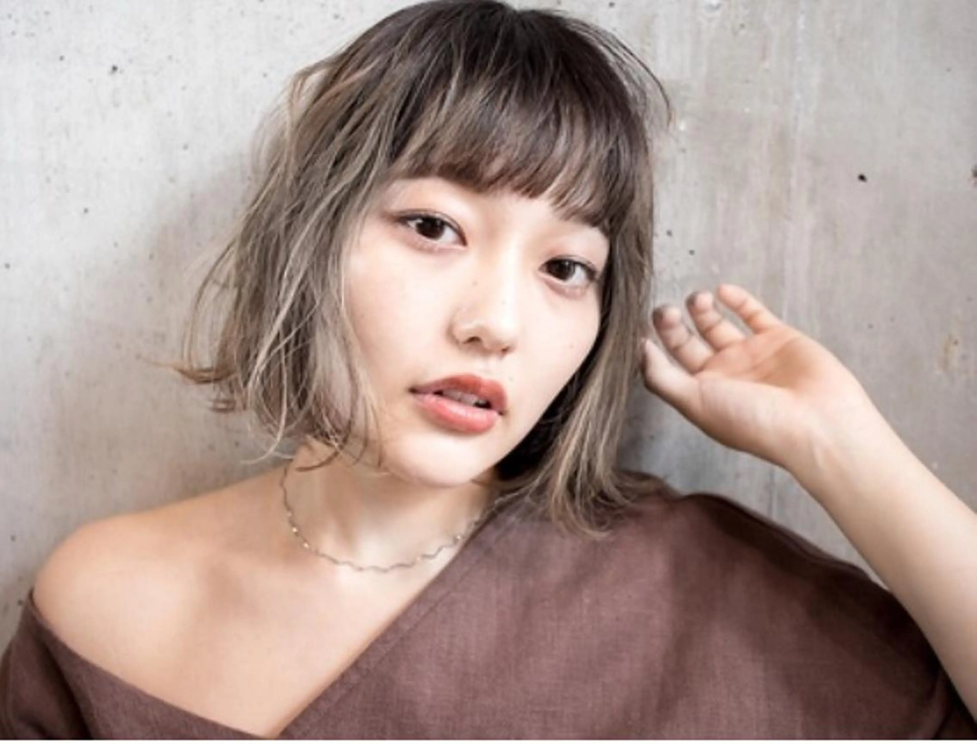 ミディアム カラー ブリーチ グレージュ Fuuu《フゥ》所属・シノザキ シンゴのヘアスタイル