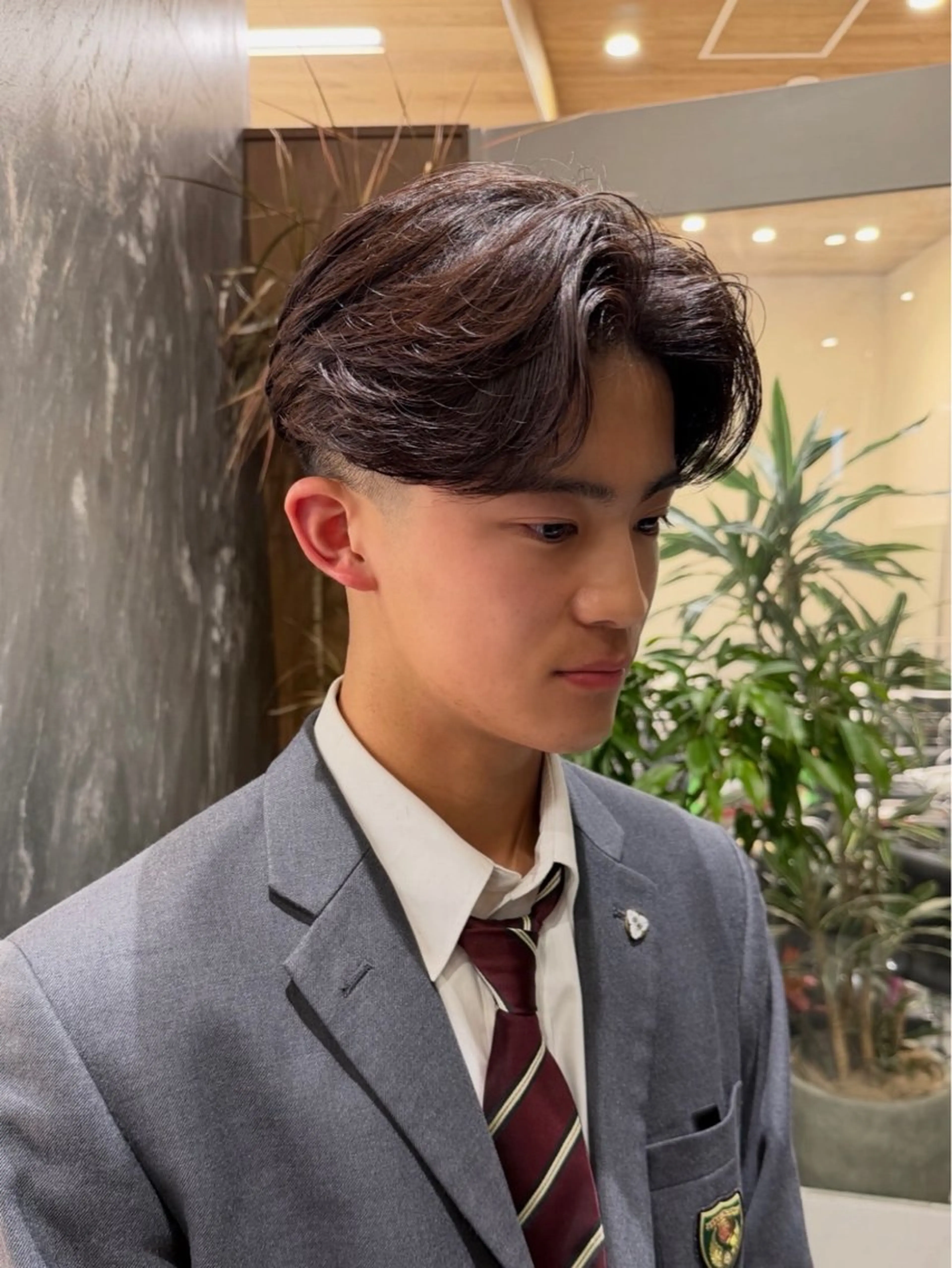 ミディアム パーマ メンズ ミディアムパーマ センターパート メンズパーマ ニュアンスパーマ カット パーマ SALOWIN 原宿 iori所属・🌟原宿指名No.1 センターパート⭐️のヘアスタイル