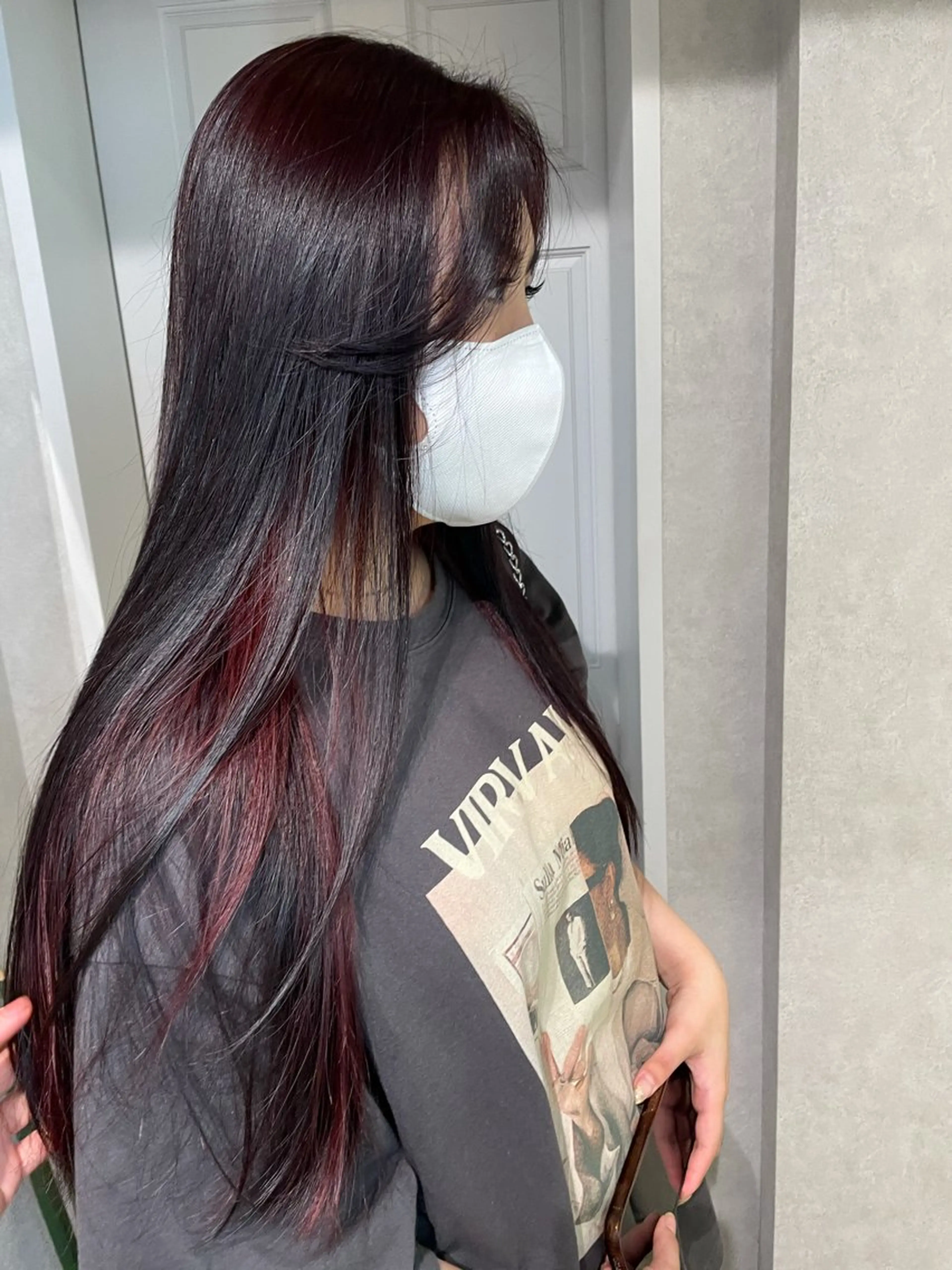 ロング カラー ボルドーカラー イヤリングカラー ヘアカラー ナチュラル透明感🌱 小山美樹子のヘアスタイル