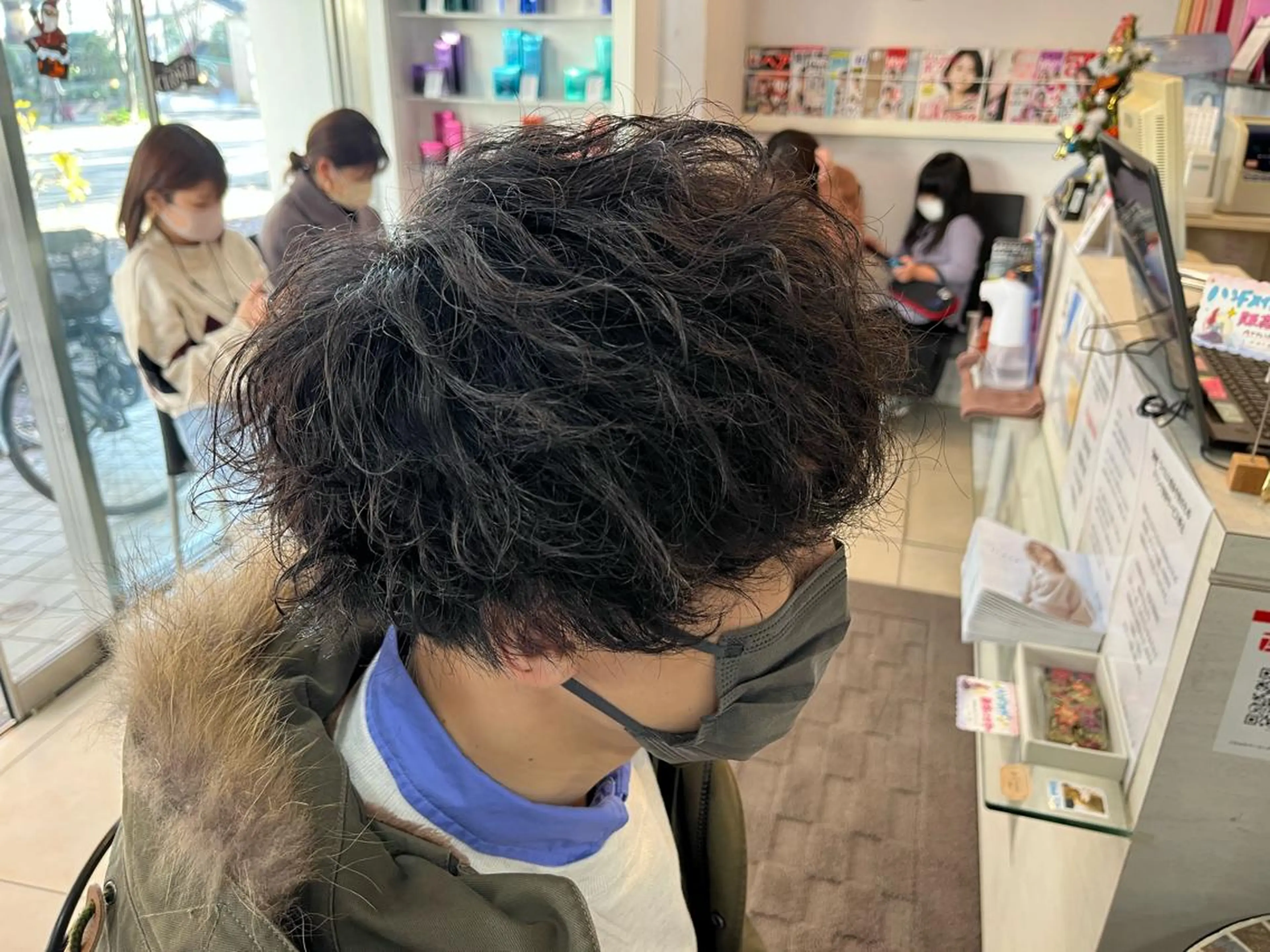 ミディアム パーマ メンズ ミディアムパーマ マッシュ メンズパーマ スパイラルパーマ カット パーマ 韓国風メンズ/毛流れ ヘアなら須田龍世のヘアスタイル