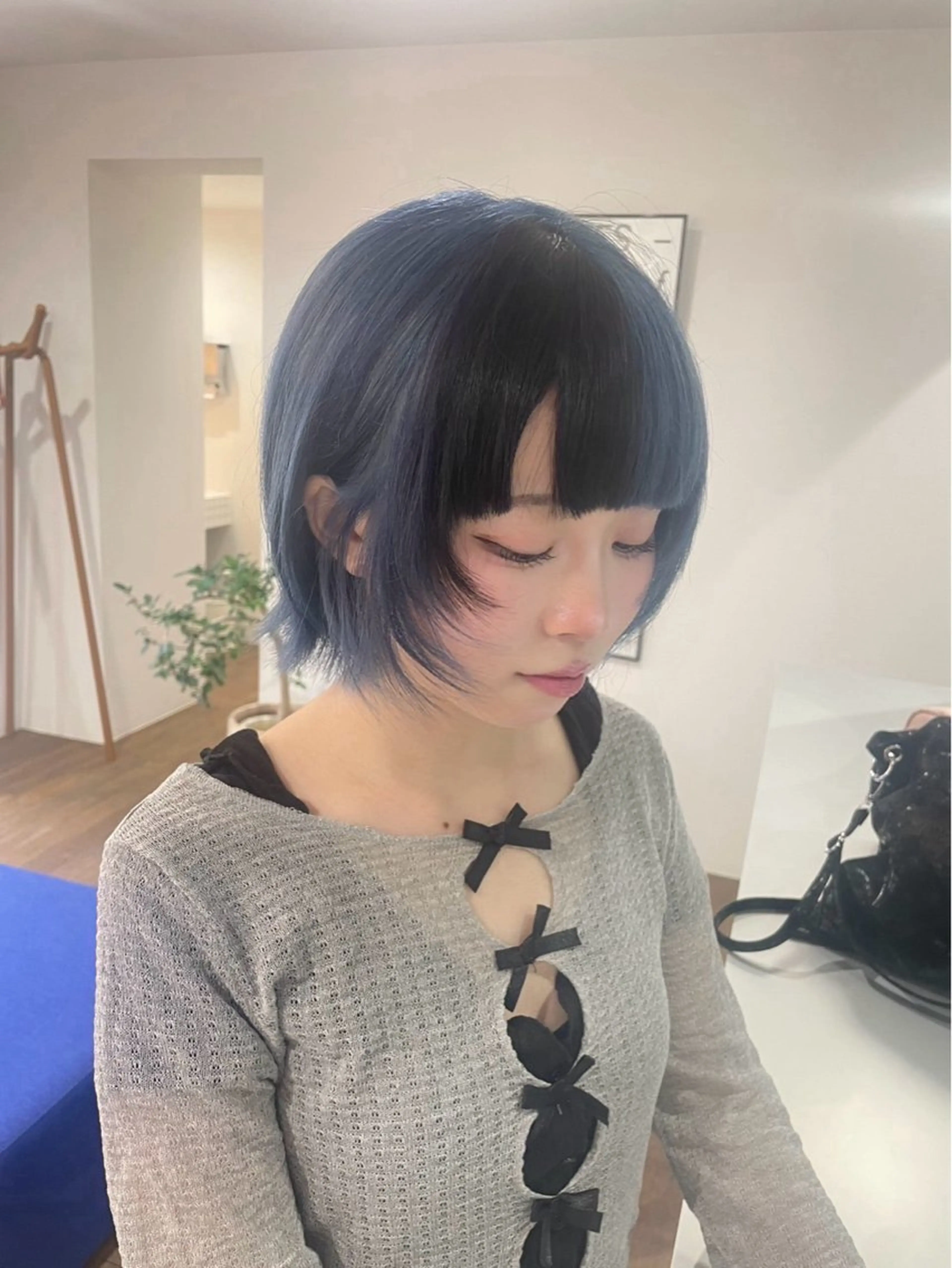 ショート カラー 黒髪 ブルーカラー デザインカラー トリートメント ヘアカラー lutz／ MIONのヘアスタイル