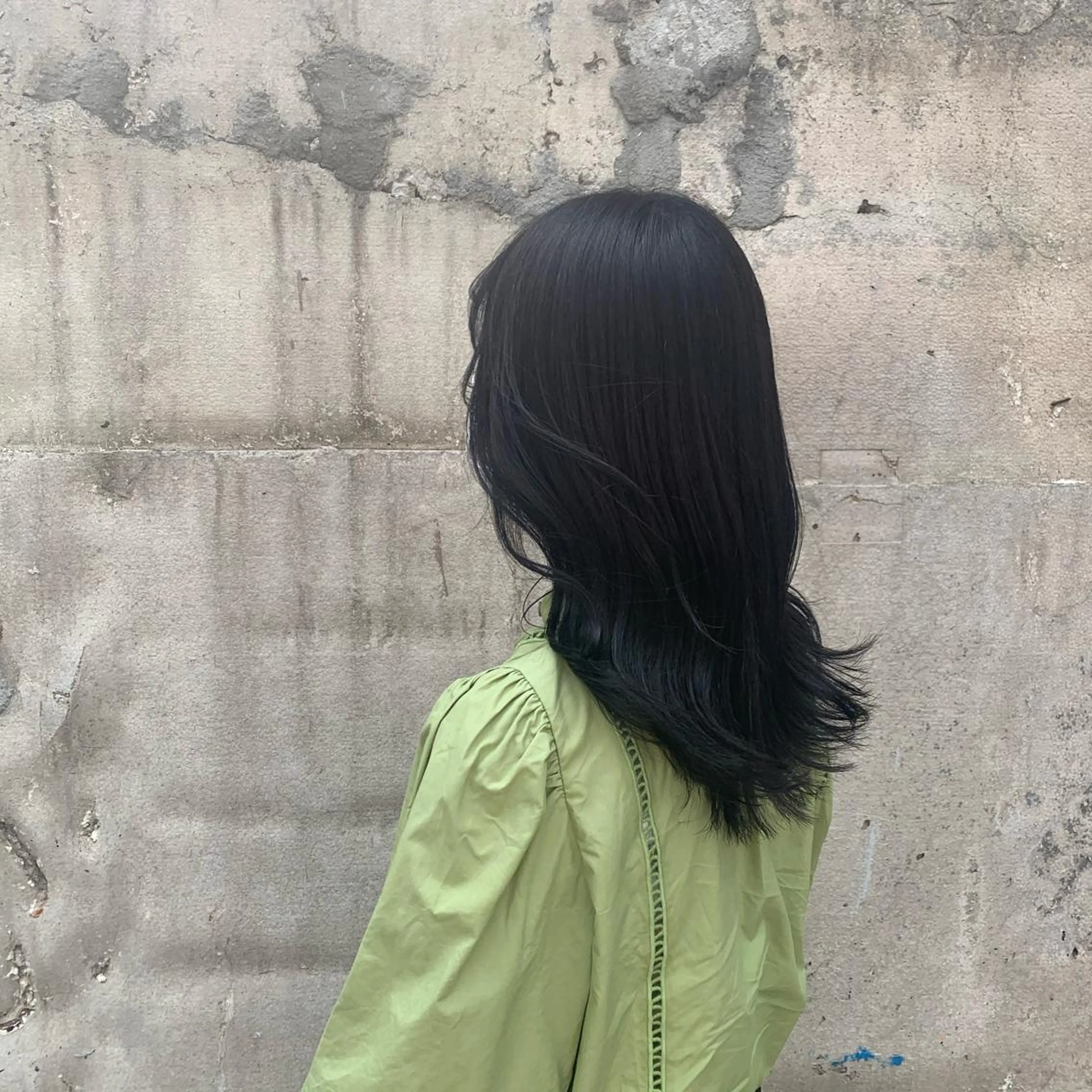 ミディアム カラー 黒髪 ブルーカラー ブルーブラック 現地韓国ヘア🇰🇷 Chisaki치사키のヘアスタイル