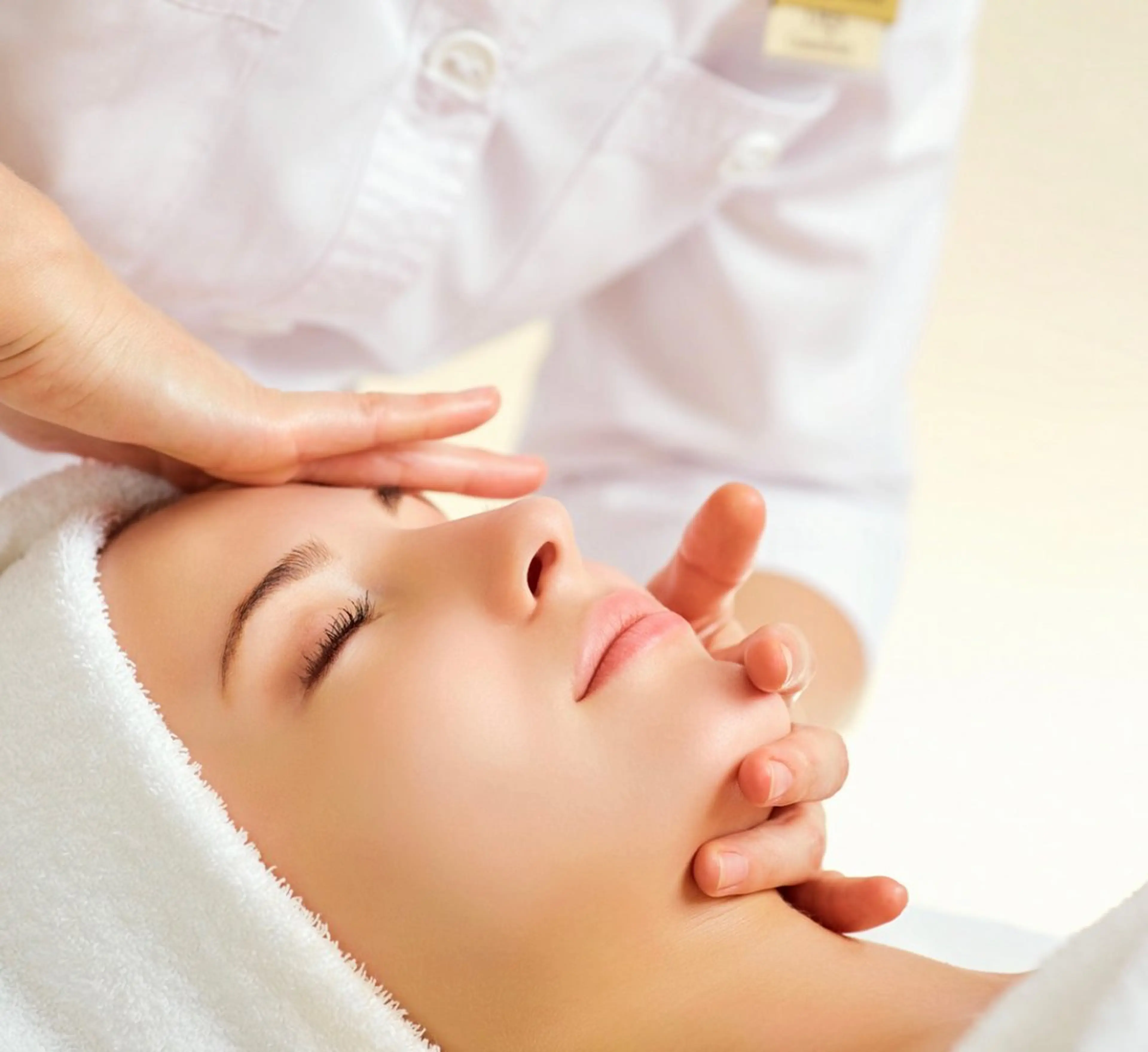 お肌の中から発光‼️コラーゲン導入付✨水光肌を作る光フェイシャル✨の写真