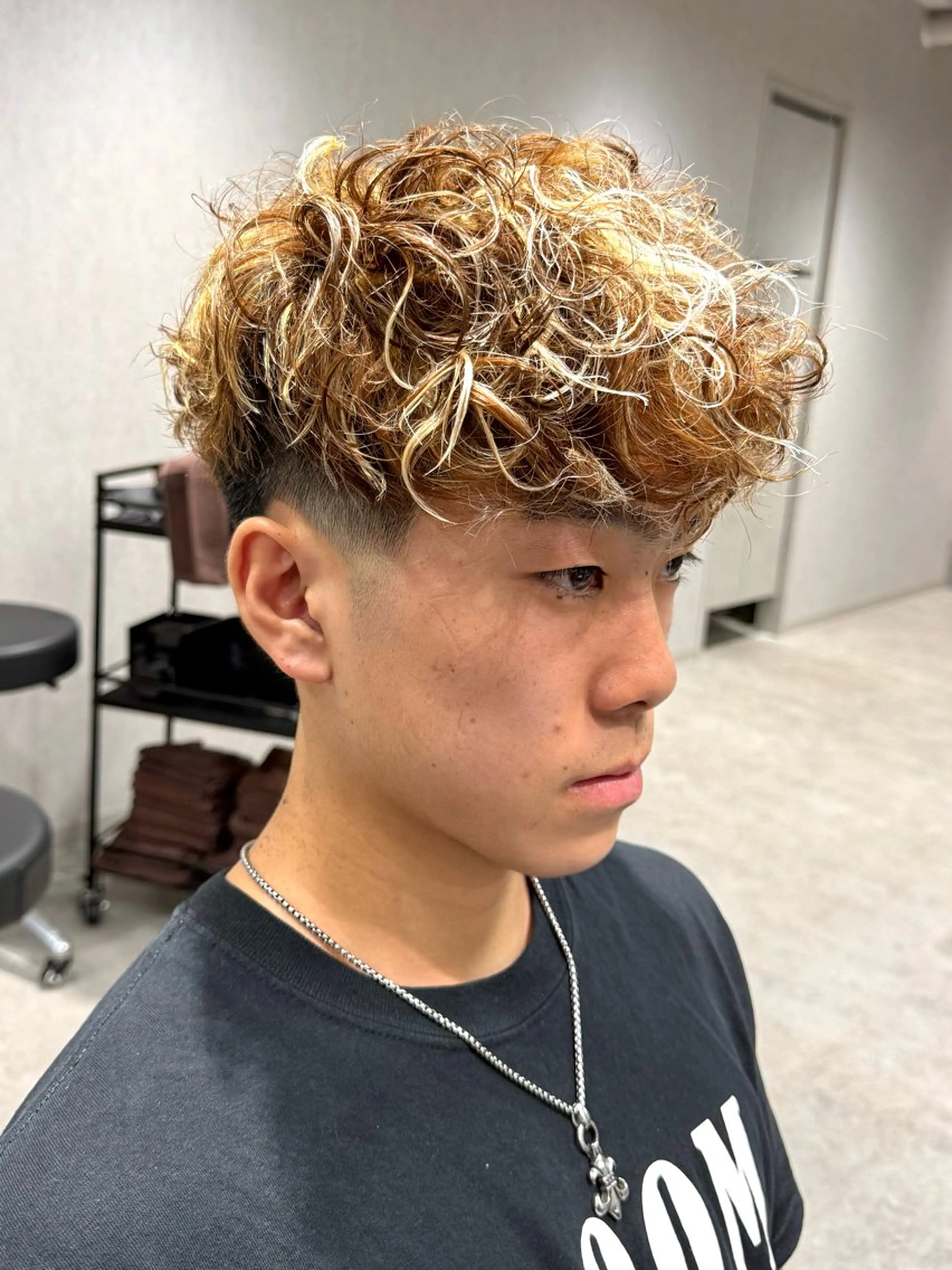 ショート パーマ メンズ フェードカット メンズハイライト スペインカール ハイライト カット パーマ メンズパーマ職人 パーマ🔥ritaのヘアスタイル