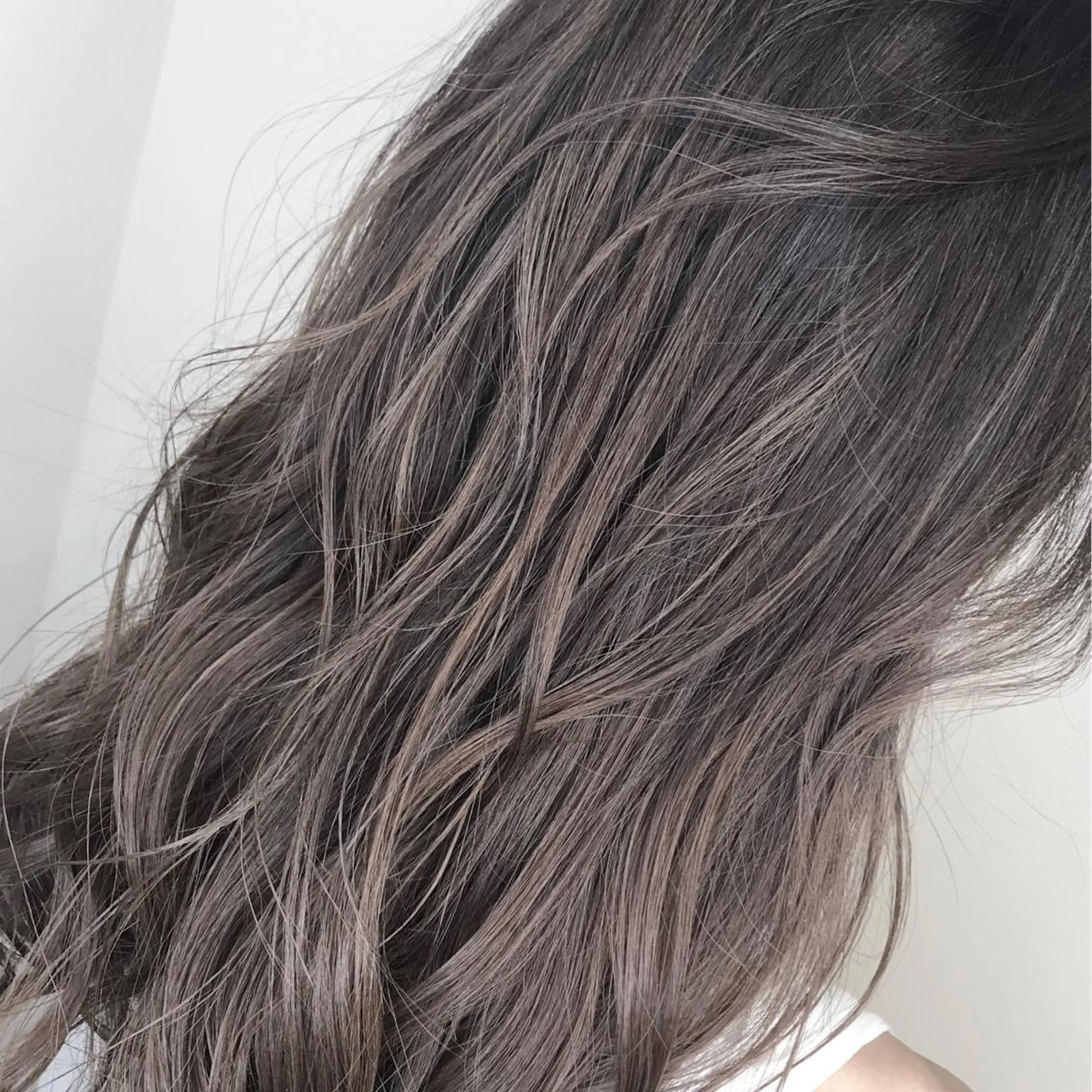 セミロング カラー アッシュ アッシュグレー アッシュグレージュ ブリーチ ケアブリーチ AMI Hair  supply所属・髪質改善カラー 韓国風レイヤーのヘアスタイル