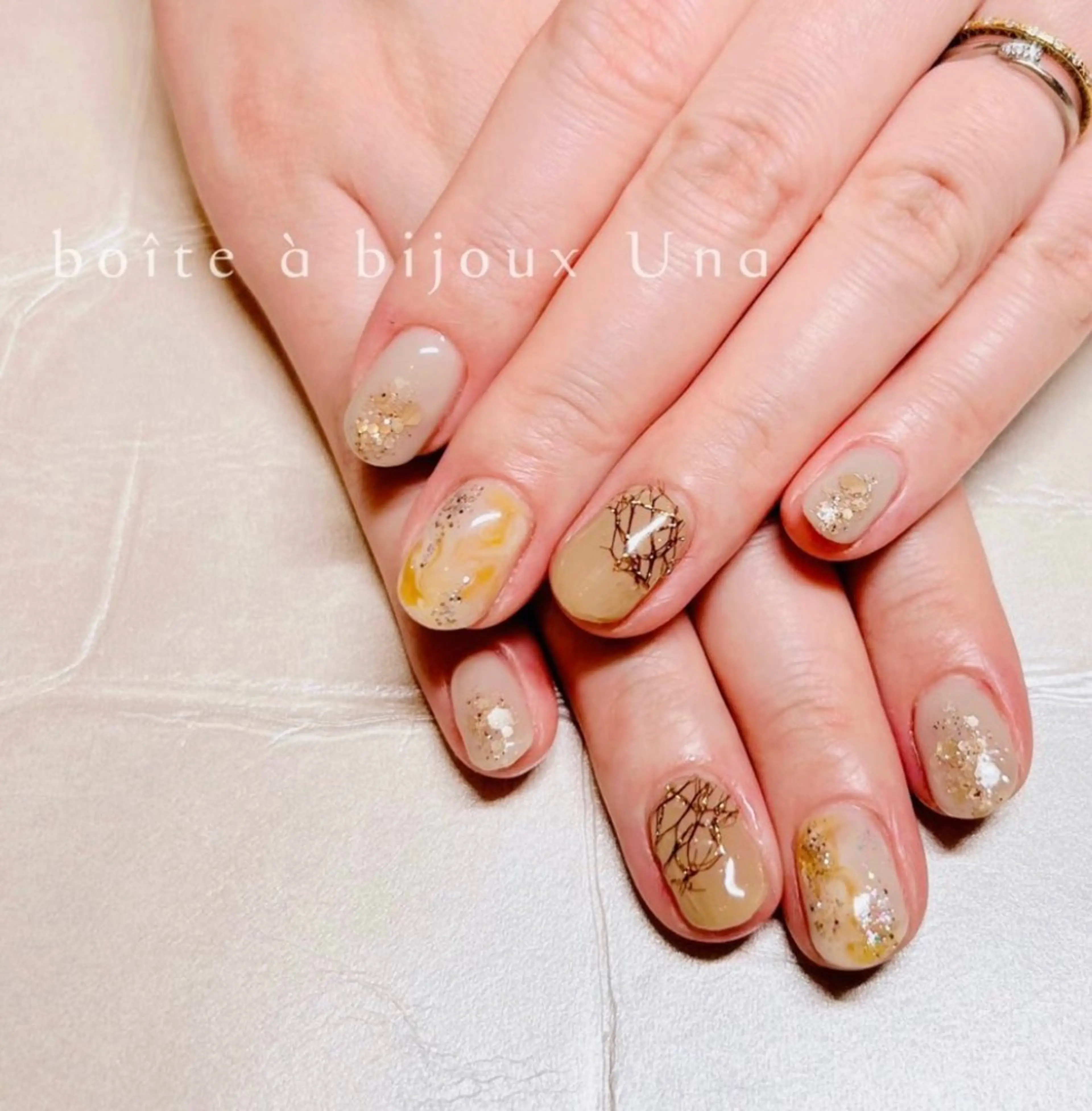 ネイル ラメ(グリッター) 黄色 boite a bijoux Unaのネイルデザイン