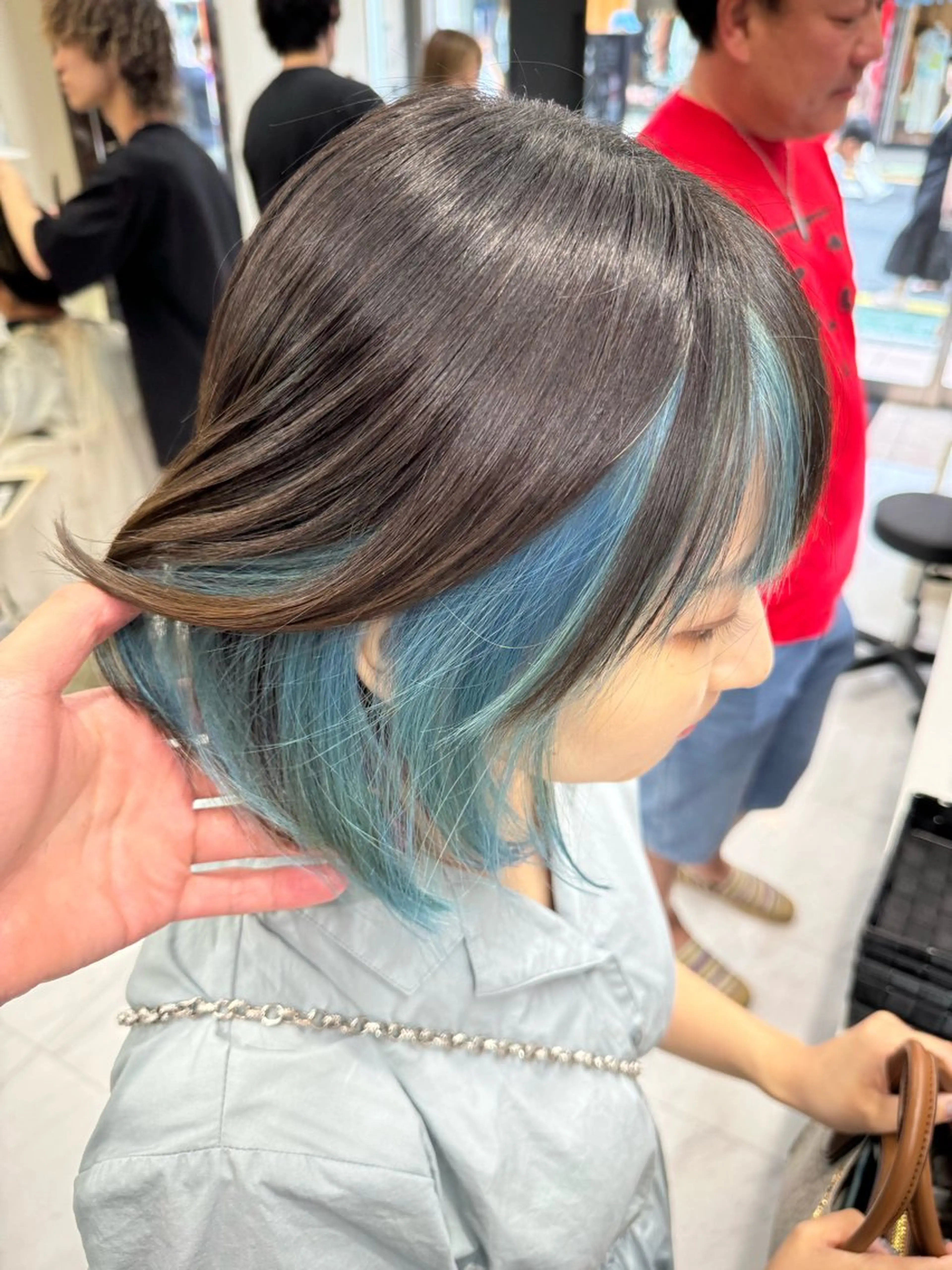 ミディアム カラー ヘアアレンジ 切りっぱなしボブ アクアカラー ミストバング ブリーチ ブルーカラー カット ヘアカラー トリートメント 目黒 碧人のヘアスタイル