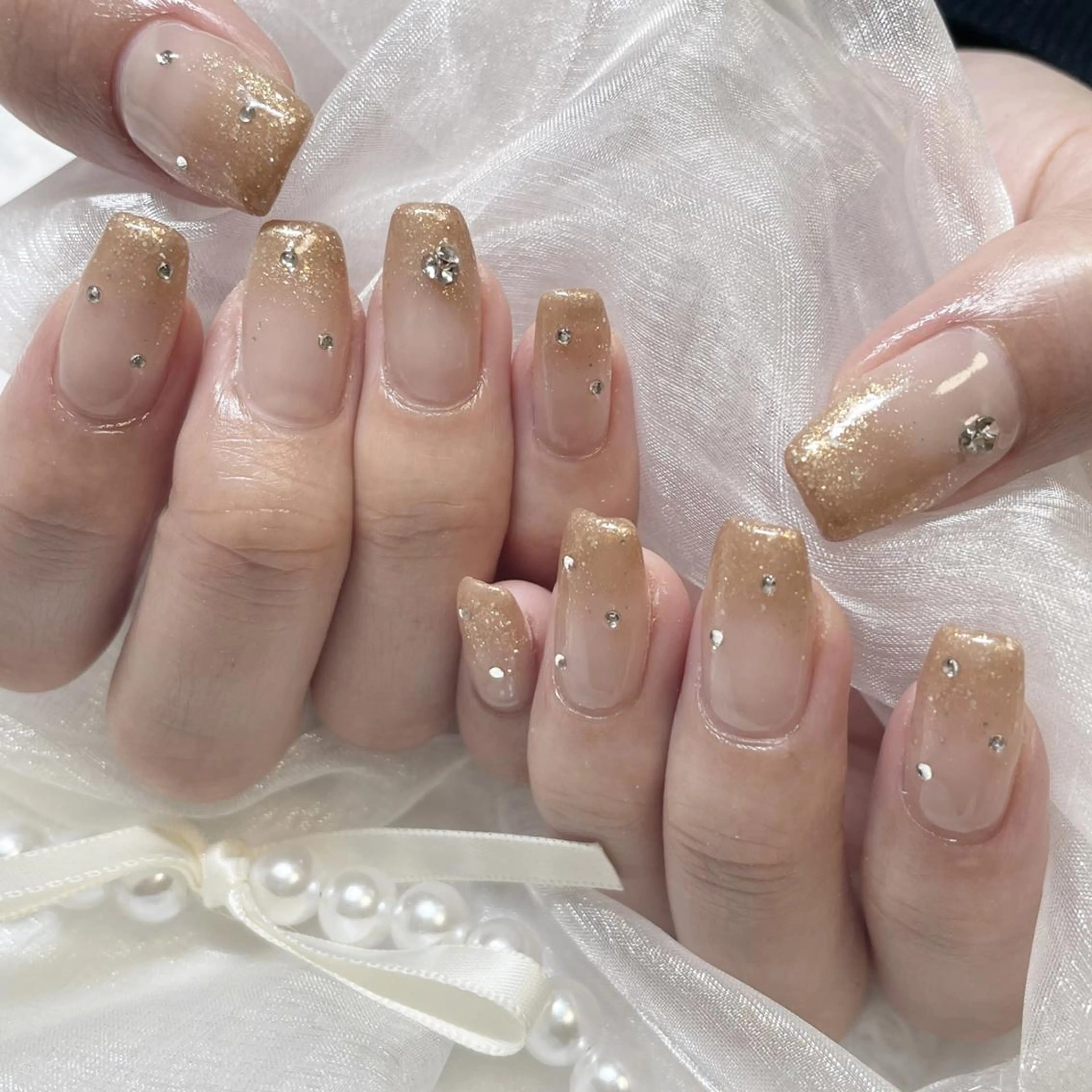 ネイル ジェルネイル ゴールド キラキラネイル 韓国ネイル ラメ(グリッター) ハンドネイル fiore nail 🦋のネイルデザイン