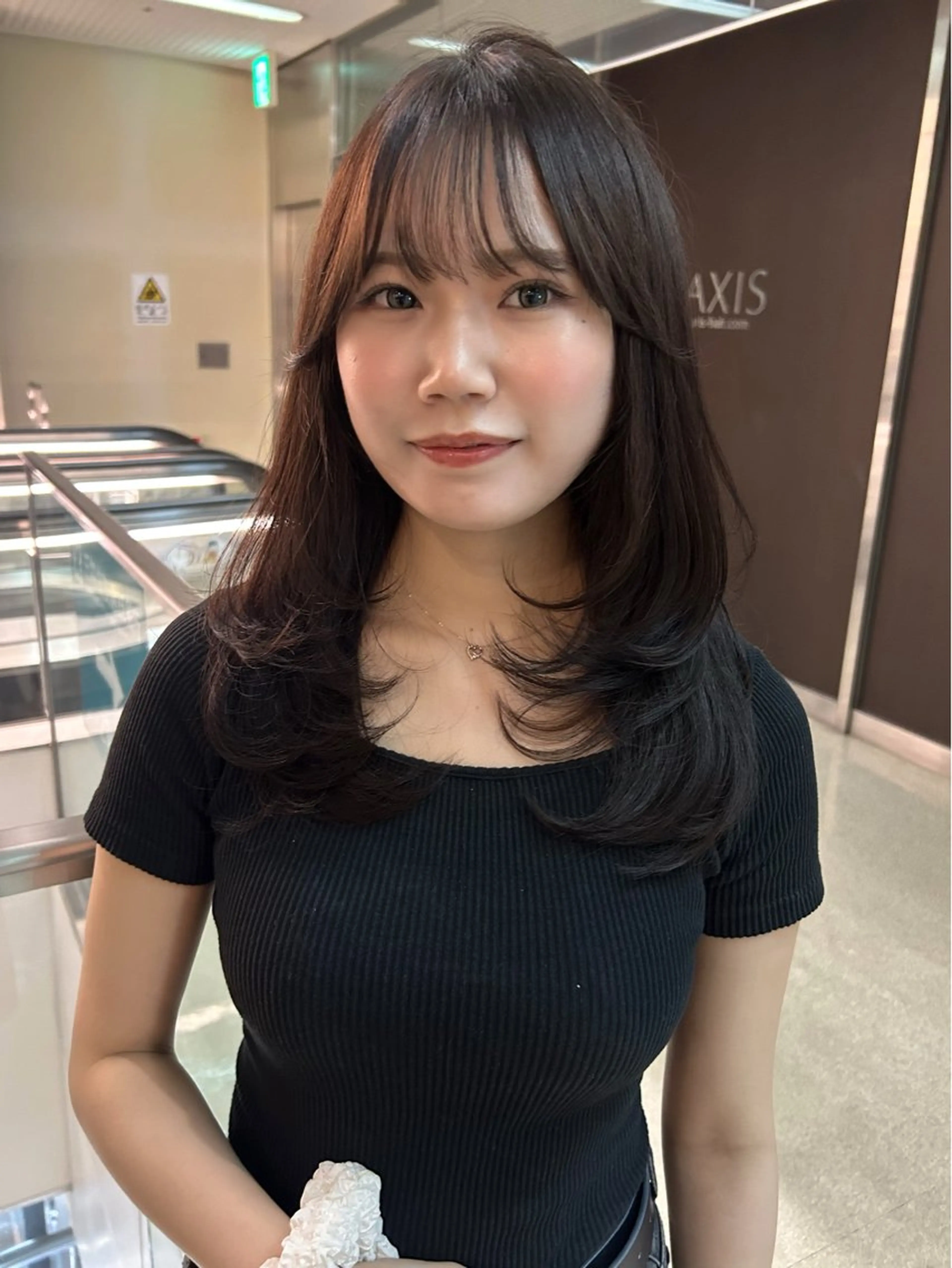 ミディアム レイヤーカット 似合わせカット 'AXISガスビル Rinのヘアスタイル