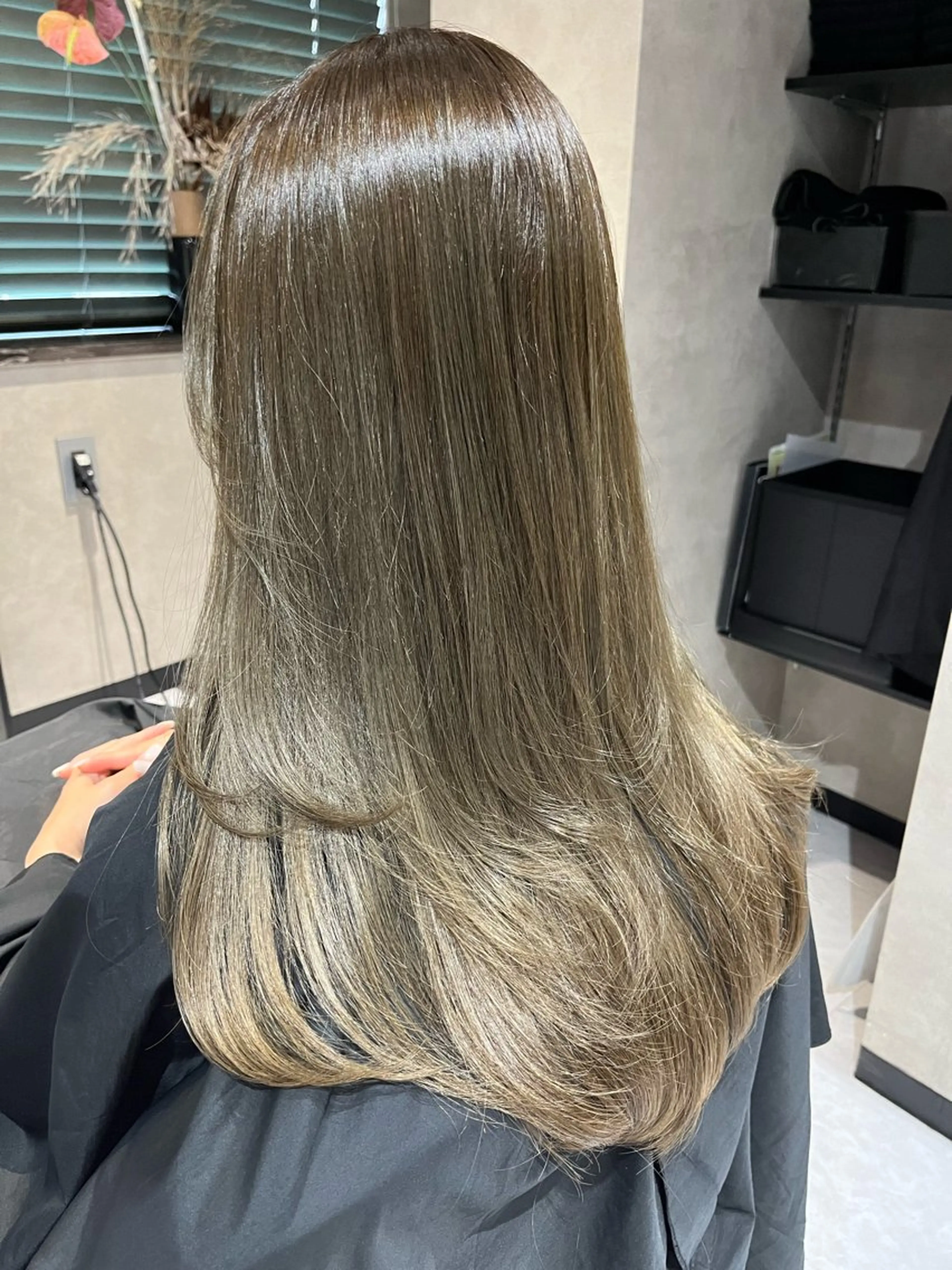 ロング カラー オリーブカラー room肥後橋所属・room ヨネヤマのヘアスタイル